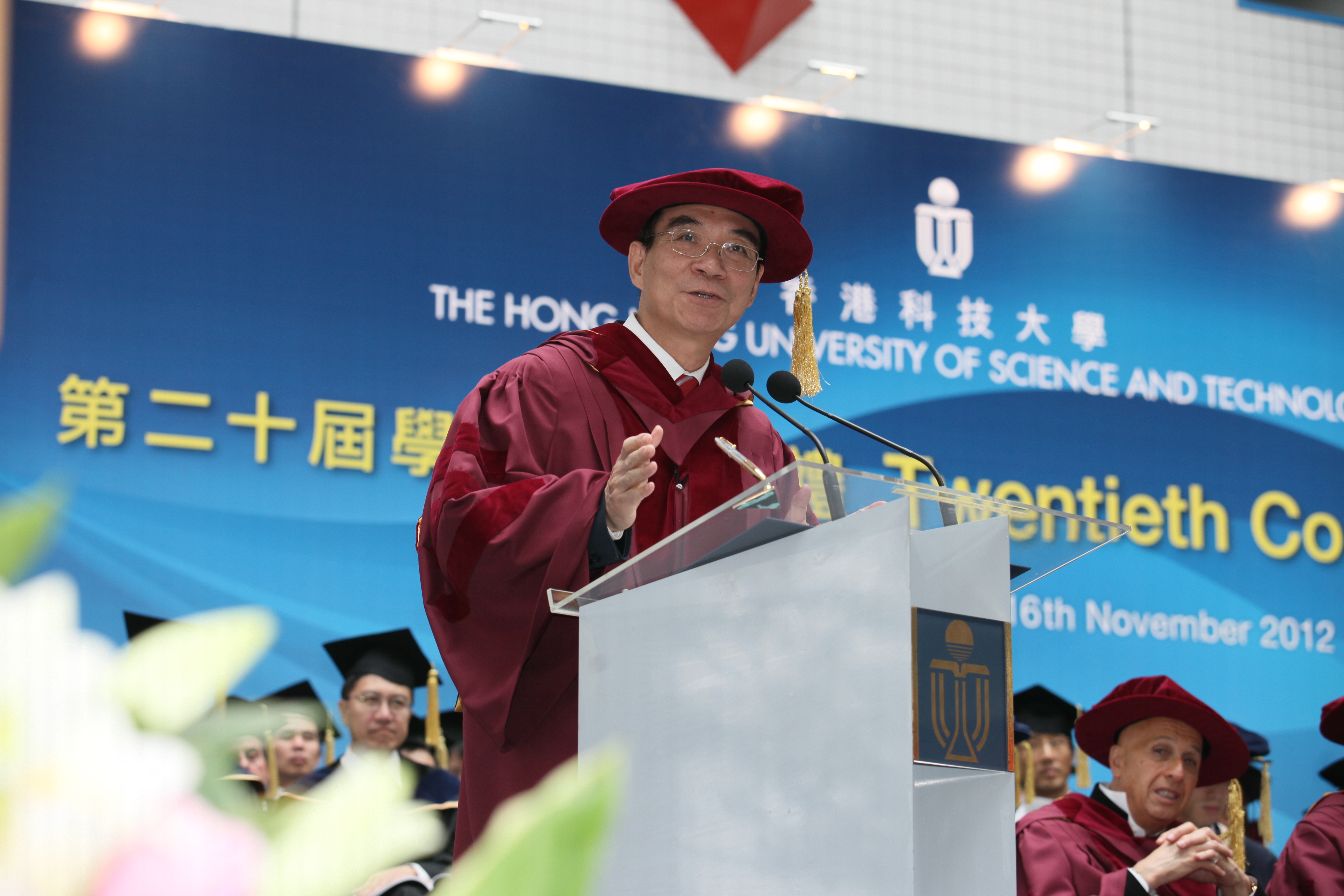 林 毅 夫 教 授 代 表 荣 誉 博 士 学 位 得 主 致 辞 。