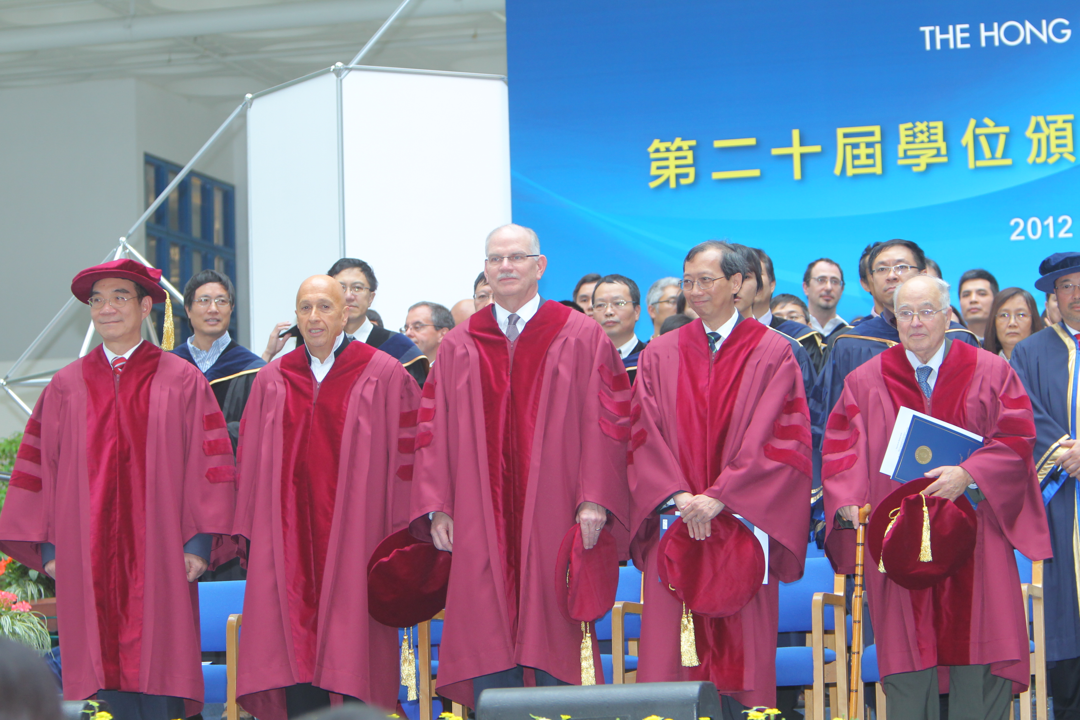 五 位 荣 誉 博 士 ： （ 左 起 ） 林 毅 夫 教 授 、 盛 智 文 博 士 、 H Vincent Poor 教 授 、 陈 玉 树 教 授 和 Michael Atiyah 爵 士 。