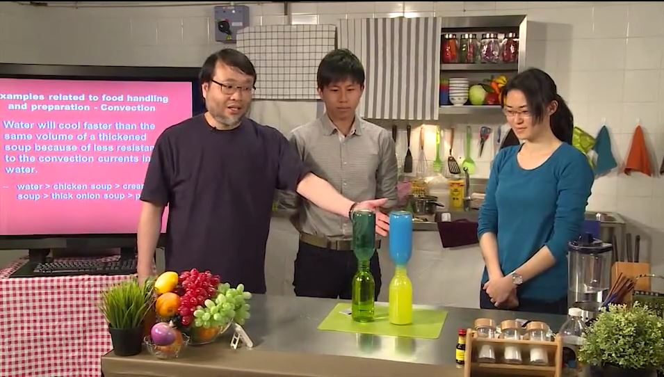  周 敬 流 教 授 ( 左 ) 于 其 线 上 课 程 「 烹 饪 的 科 学 」 中 以 科 学 理 论 解 释 处 理 食 物 的 方 法 。