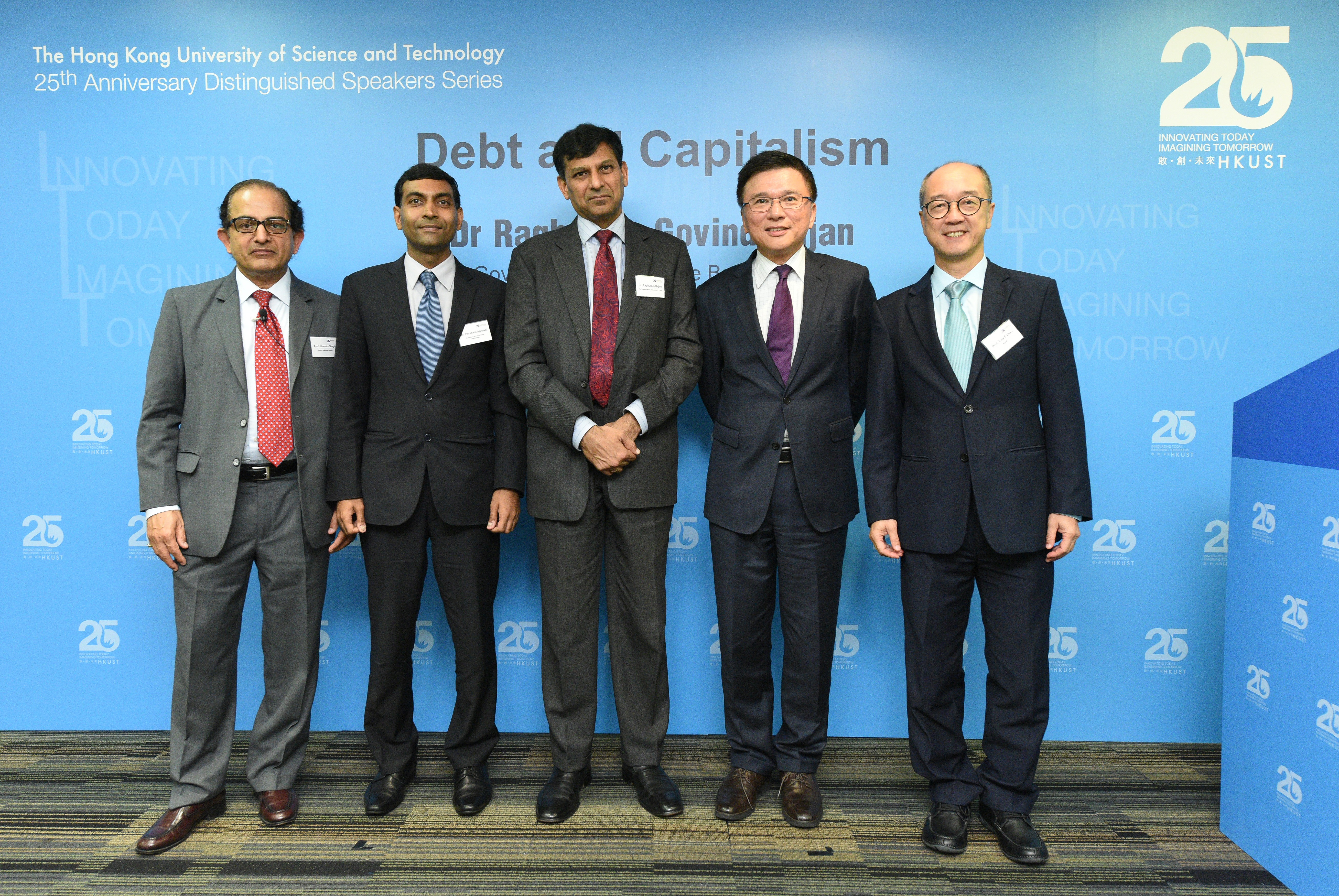  印度儲備銀行行長Raghuram G Rajan博士在「科大25周年傑出人士講座系列」演講。(左起)科大商學院院長邢吉天教授、印度駐香港總領事普拉尚特先生、Raghuram G Rajan博士、財經事務及庫務局局長陳家強教授、科大校長陳繁昌教授。