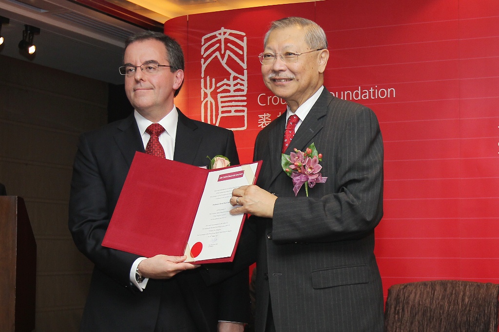  Prof Banfield (left) receives the award from Secretary for Education Mr Michael Suen.