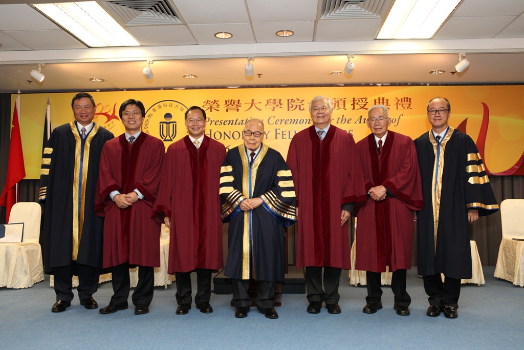 榮 譽 院 士 頒 授 儀 式 ： （ 左 起 ） 大 學 校 董 會 主 席 張 建 東 博士 ﹑ 沈 向 洋 教 授 ﹑ 關 育 材 工 程 師 ﹑ 副 監 督 鍾 士 元 博 士 、 金 樂 琦 教 授 、 方 潤 華 博 士 及 校 長 陳 繁 昌 教 授 。	