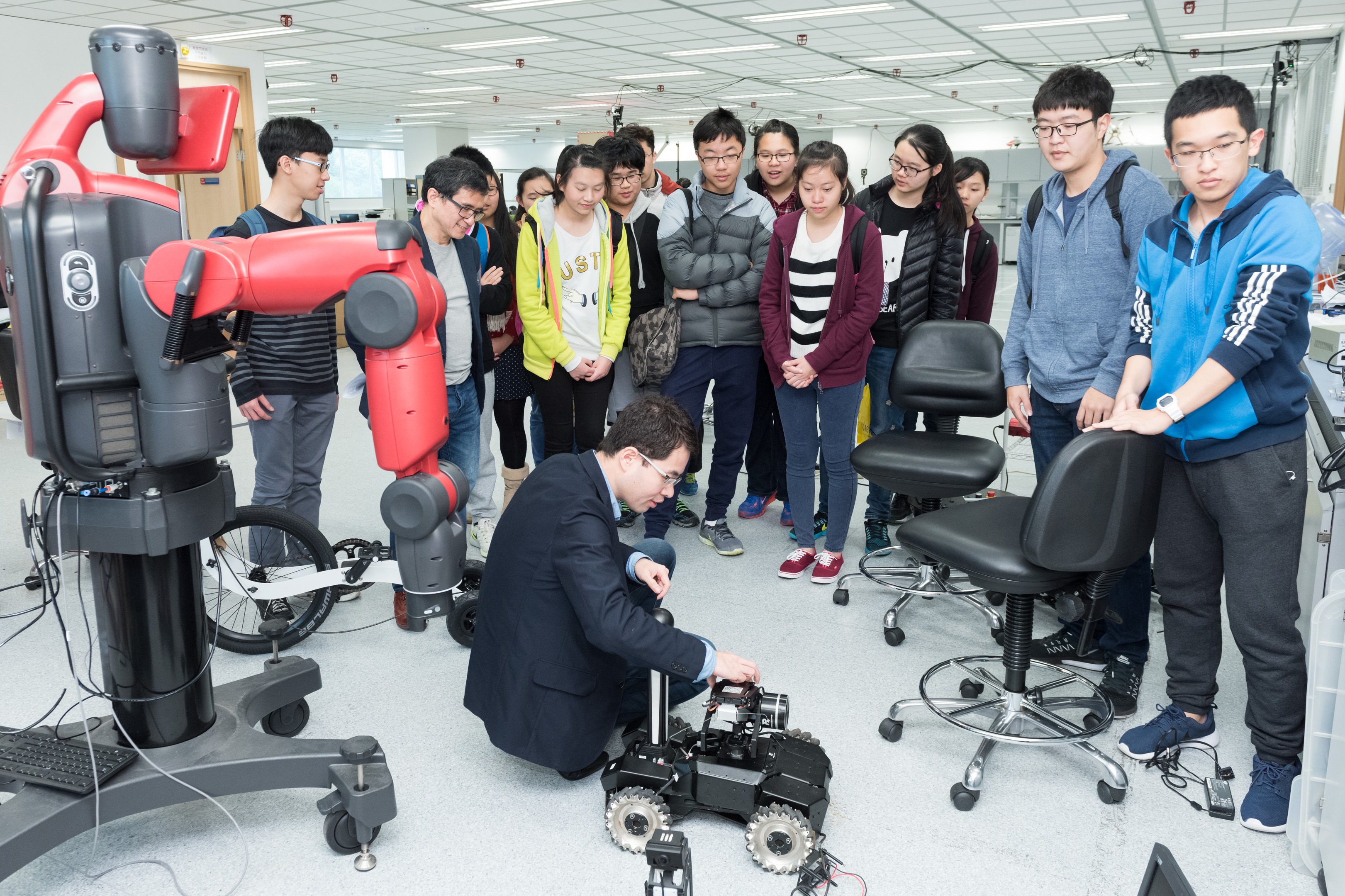  科大教授带领学生在校园参与跨学科培训活动，让学生了解不同学术范畴的最新研究与发展。