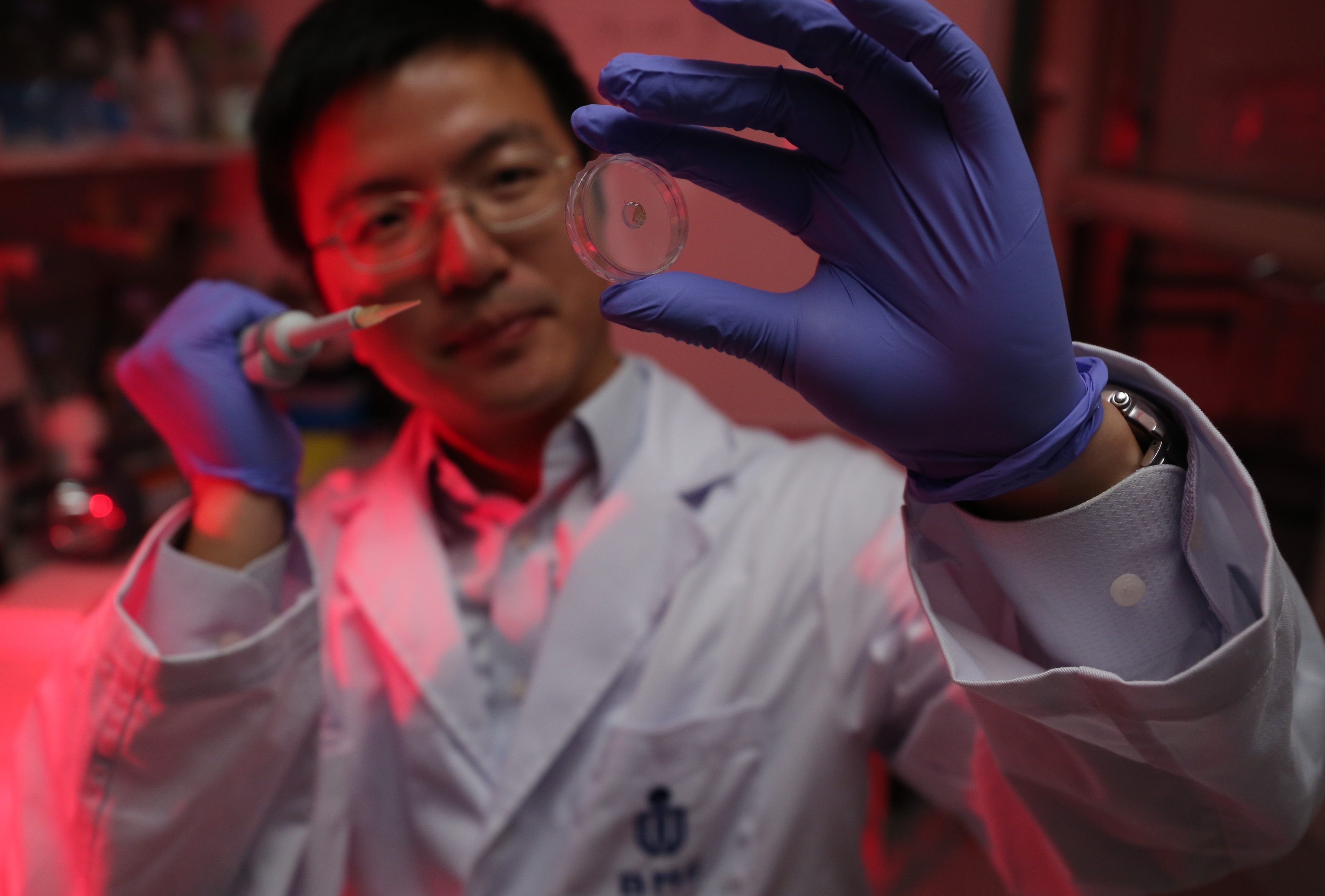  Prof Sun Fei and the new protein-based hydrogel developed by his team