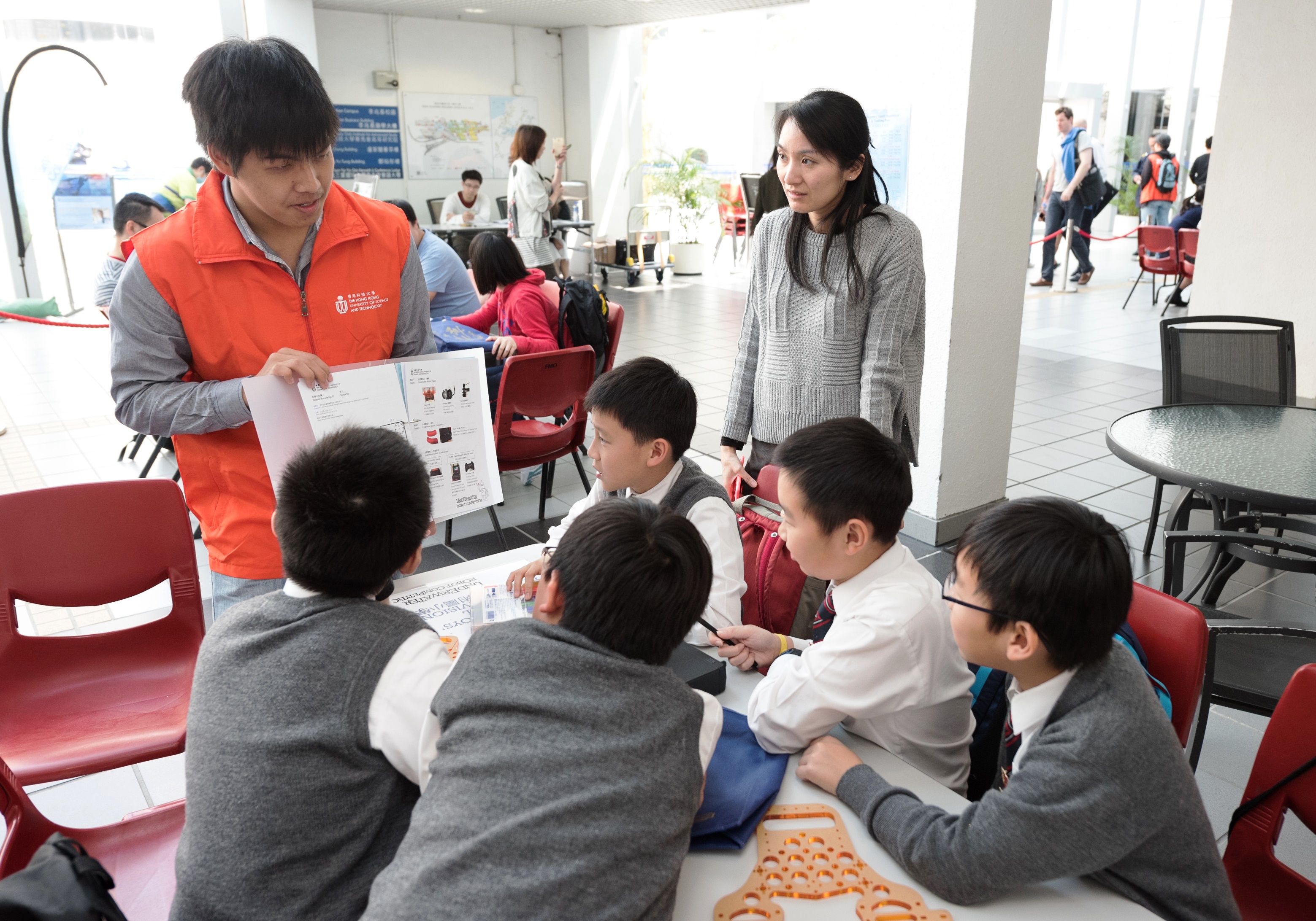  其中一队参赛队伍向导师学习科学知识。