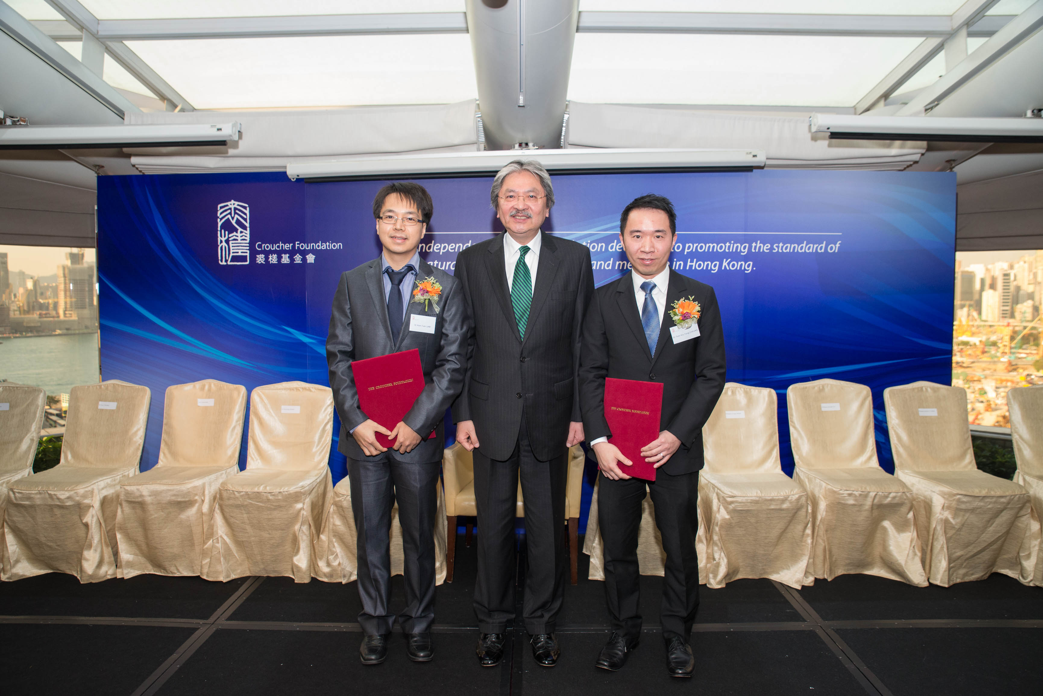 (左起) 羅錦團博士;香港特別行政區政府財政司司長曾俊華先生及張曉東博士。