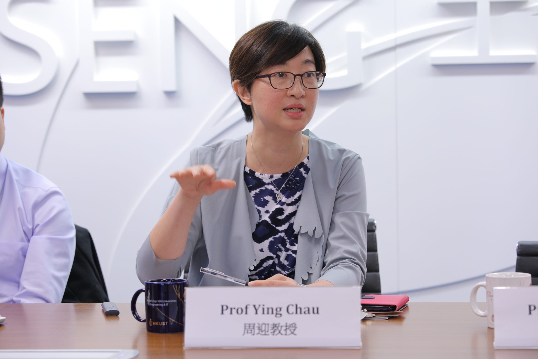  周迎教授解釋最新推出的生物工程本科生課程如何支持香港政府重點發展生物醫學技術和大數據。