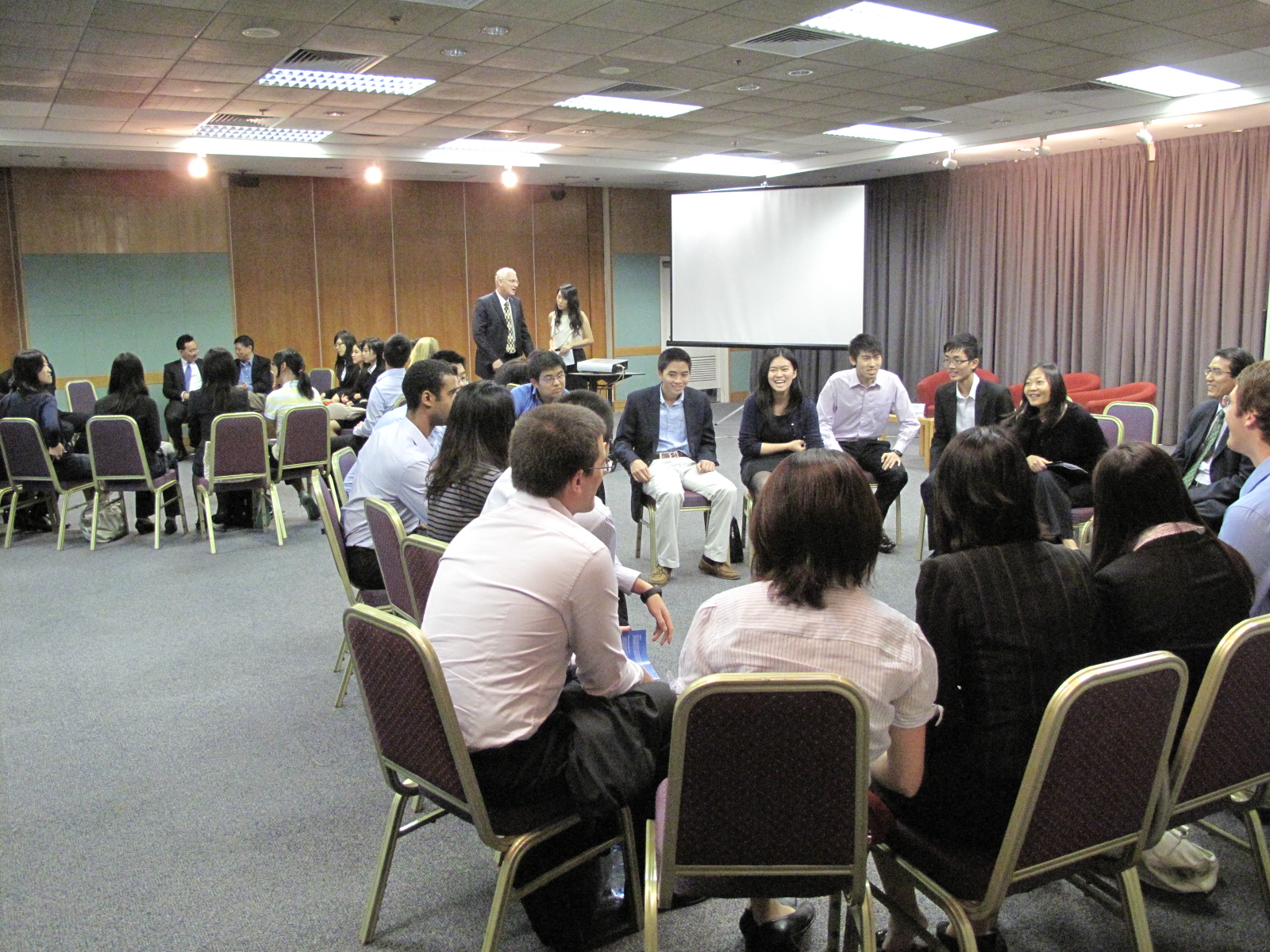  Delegates participate in academic panel discussions on RMB offshore market.