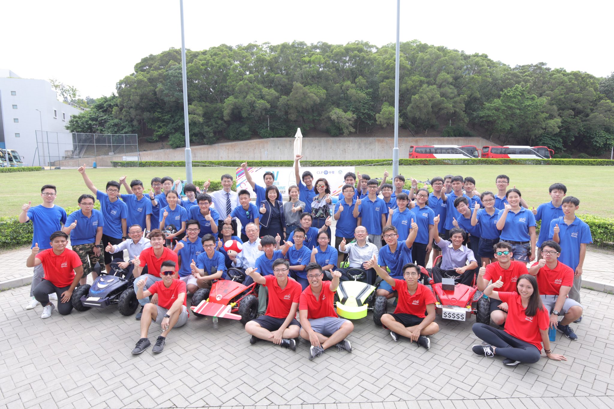  来自五家中学的学生、各评判及科大学生与电动车合照。