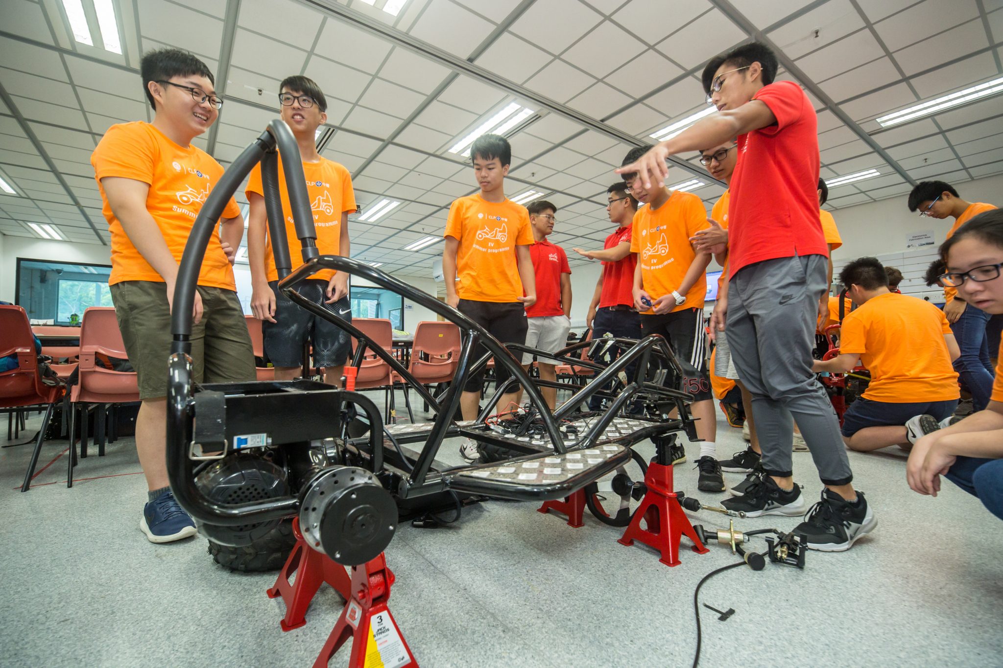 学生开始将各部件装嵌在支架上。