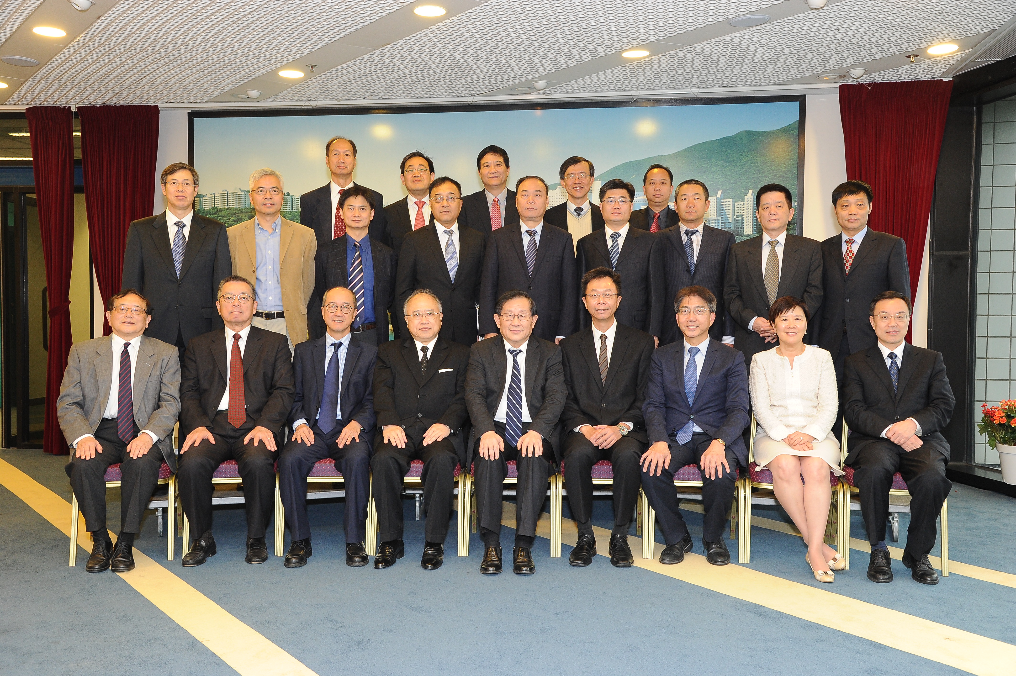  全国政协副主席、国家科技部部长万钢教授（第一排中间）率团参观科大，与大学代表包括校董会主席廖长城议员(左四)、副主席查逸超教授(左六)及校长陈繁昌教授（左三）见面。