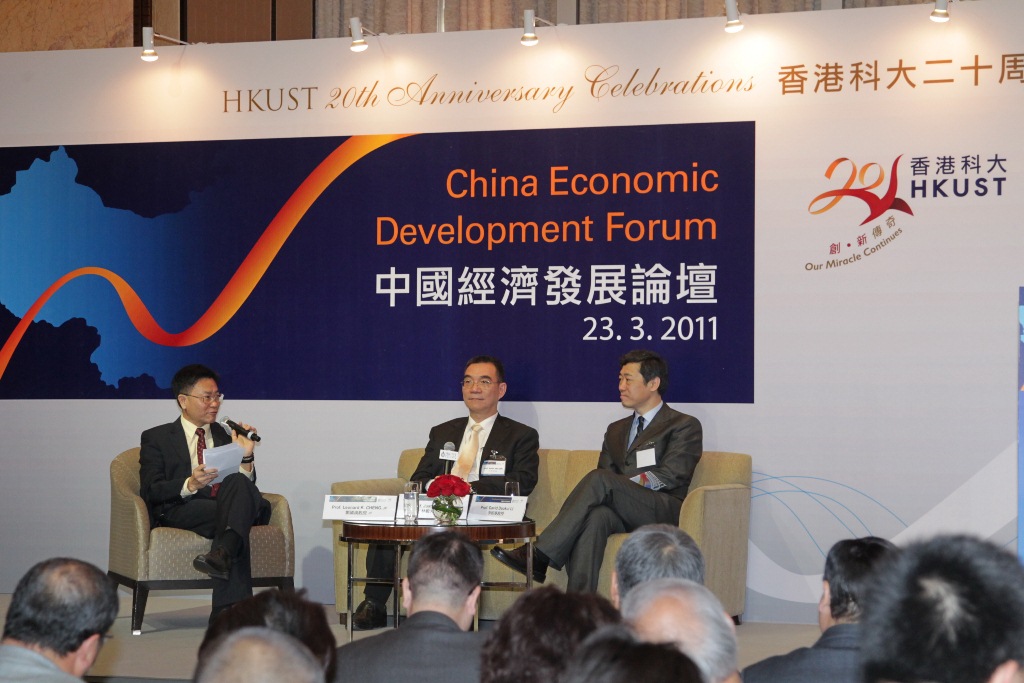  林毅夫教授和李稻葵教授發表主題演講後，由商學院院長鄭國漢教授主持主題討論。