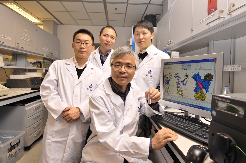  Prof Mingjie Zhang (front) and his research team - (from left) Dr Lifeng Pan, Dr Zhiyi Wei and Mr Lin Wu - in their laboratory