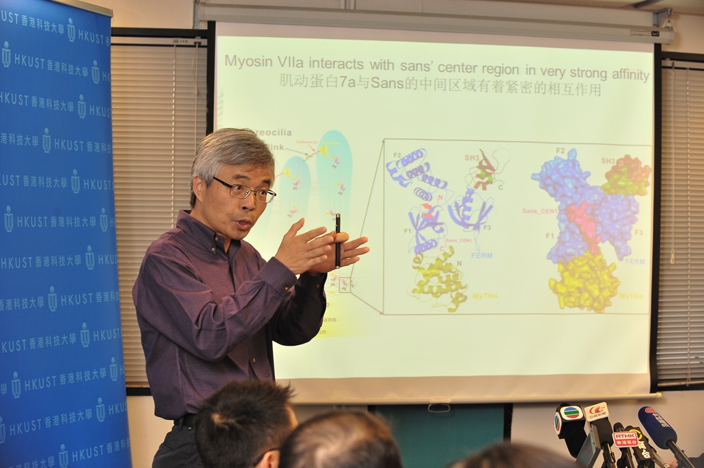  Prof Mingjie Zhang explaining his team's research