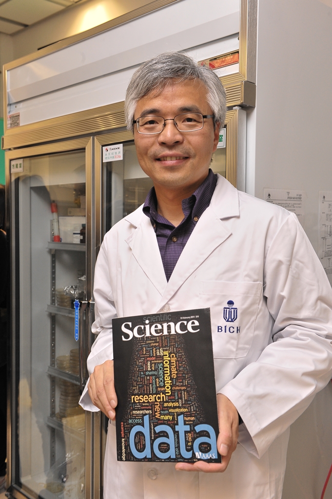  Prof Mingjie Zhang with the latest issue of Science, in which his team's research paper is published.