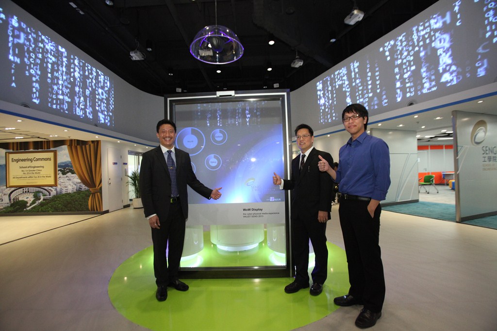  业 界 交 流 及 实 习 中 心 创 办 主 任 俞 捷 教 授 （ 左 起 ） 、 工 学 院 副 院 长 罗 康 锦 教 授 和 科 技 与 管 理 学 双 学 位 课 程 学 生 谭 浩 勤 ( Kenny ) 。