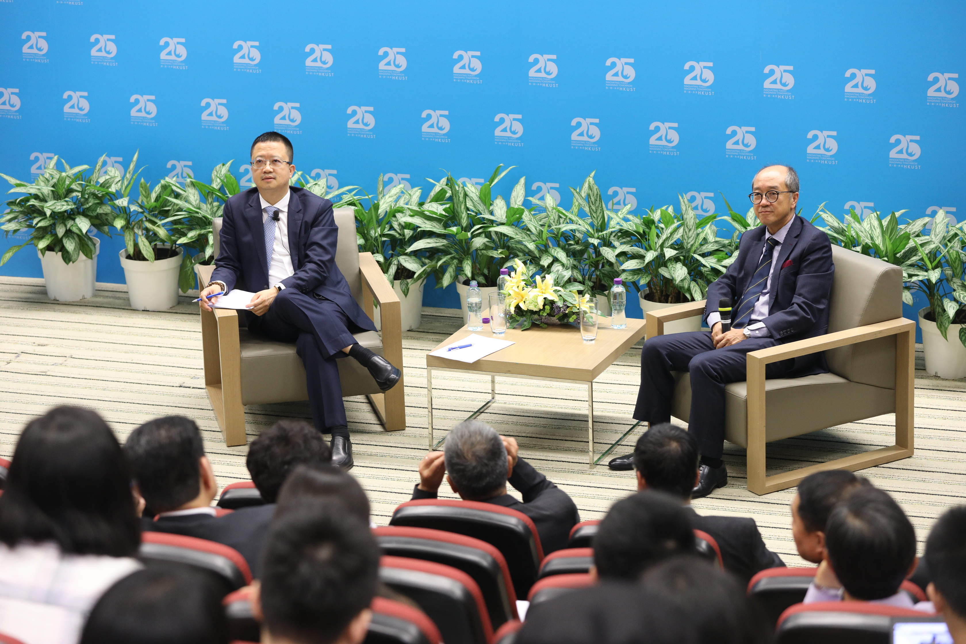  梁信军先生 (左) 与科大校长陈繁昌教授