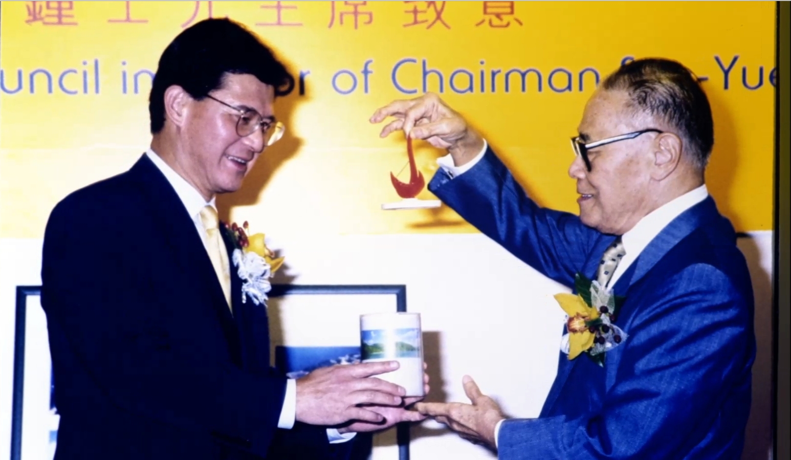  罗康瑞博士（左）在1999年获委任为科大校董会主席，接替当时已担任主席达11年的钟博士。