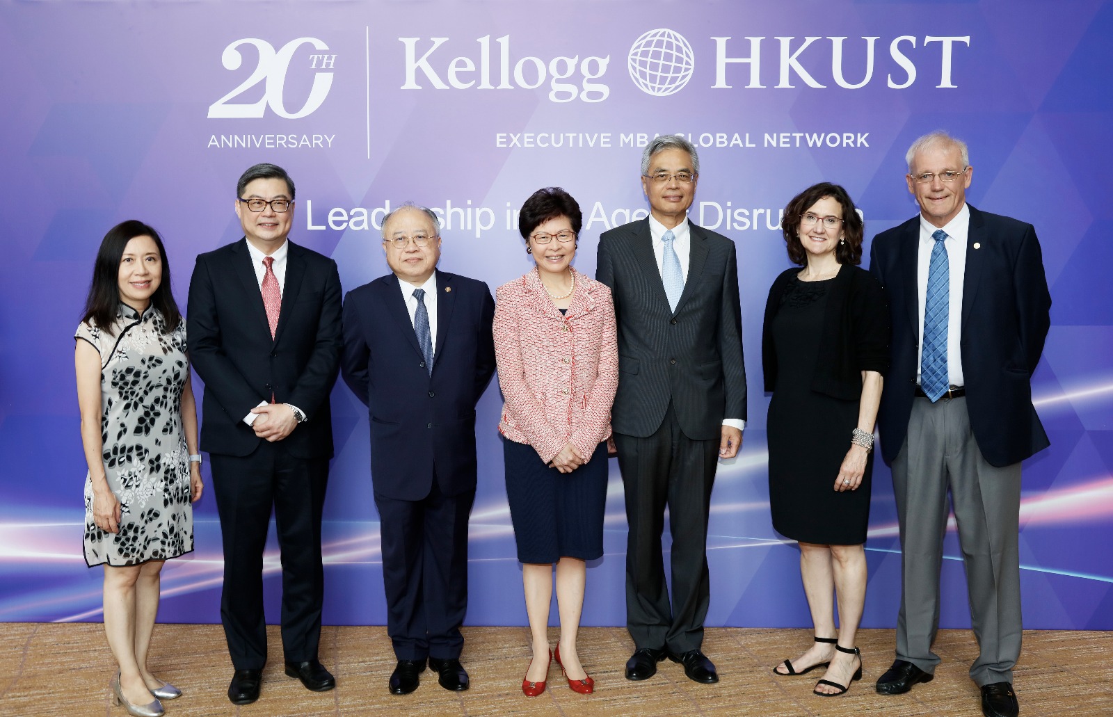  行政長官林鄭月娥女士為凱洛格－科大EMBA課程二十周年論壇主禮嘉賓。其他嘉賓(左起)包括凱洛格-科大行政人員工商管理碩士課程主任區敏儀女士、科大商學院院長譚嘉因教授、科大校董會主席廖長城先生、科大署任校長史維教授、西北大學凱洛格管理學院院長Sally Blount教授、科大商學院副院長戴啟思教授。