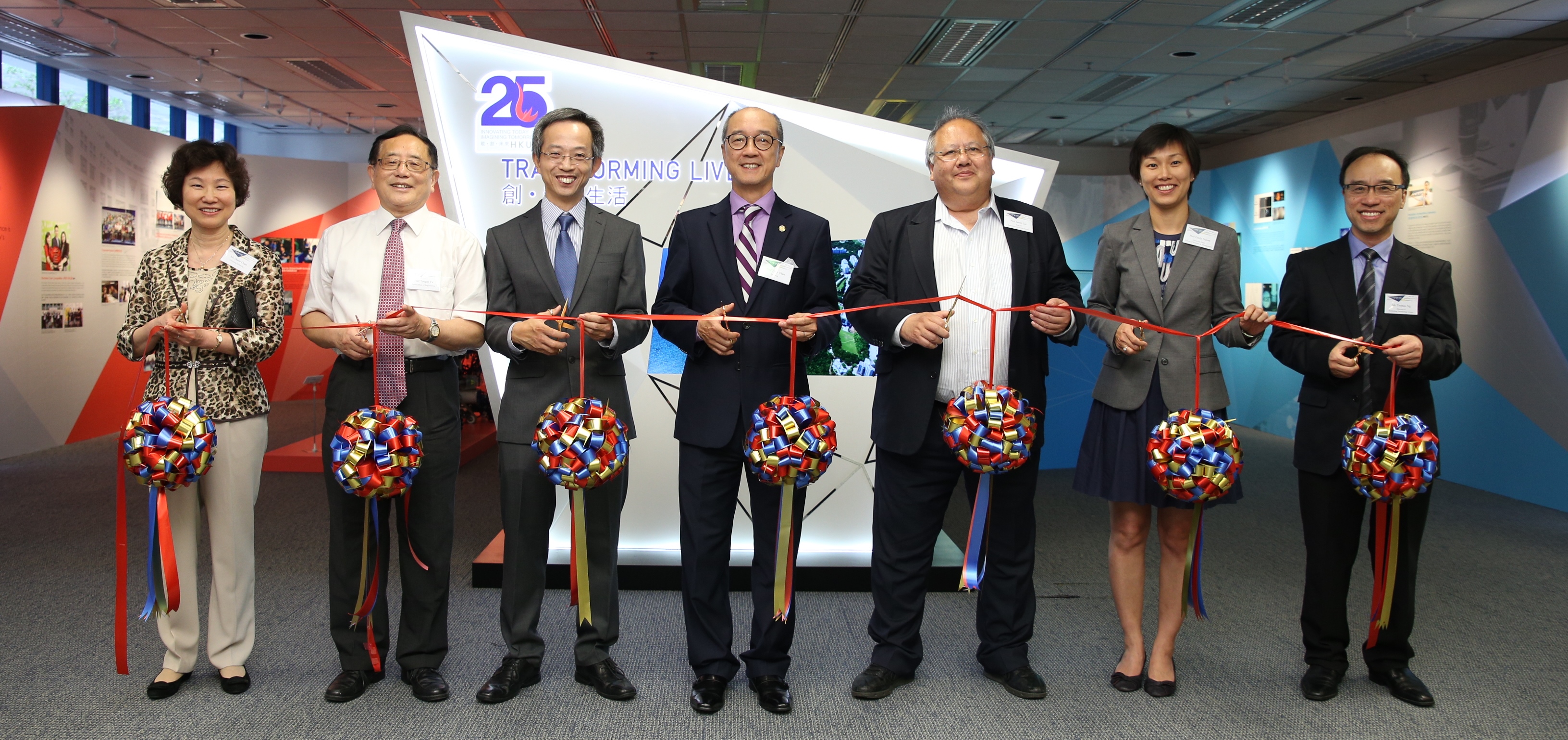  香港科技大學校長陳繁昌教授 (中) 主持「創‧新‧生活」﹕科大25周年特展開幕禮