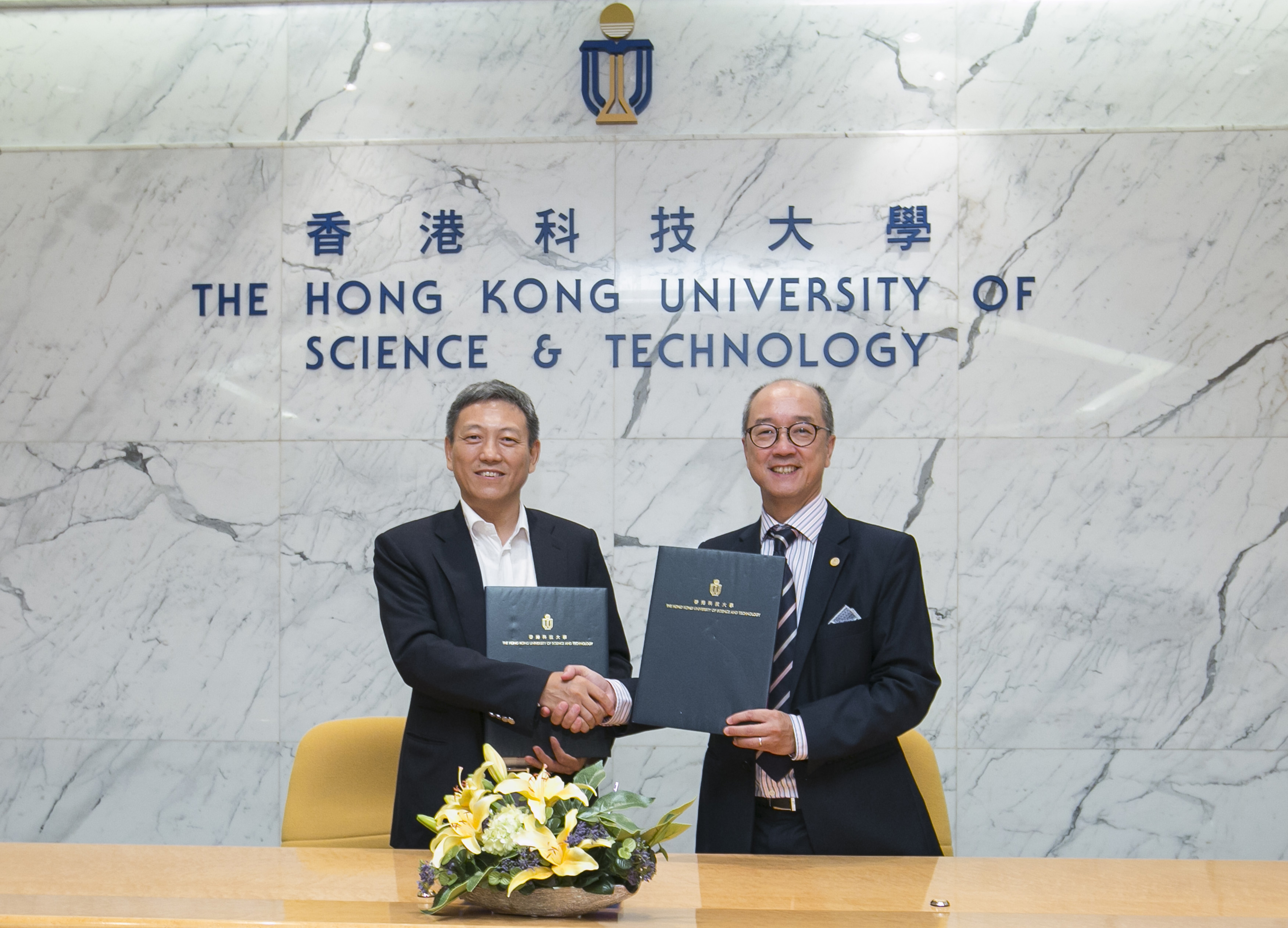  HKUST President Prof Tony F Chan (Right) and Mr Guo Wei (Left), Chairman of the Board of Digital China, signed the framework agreement.