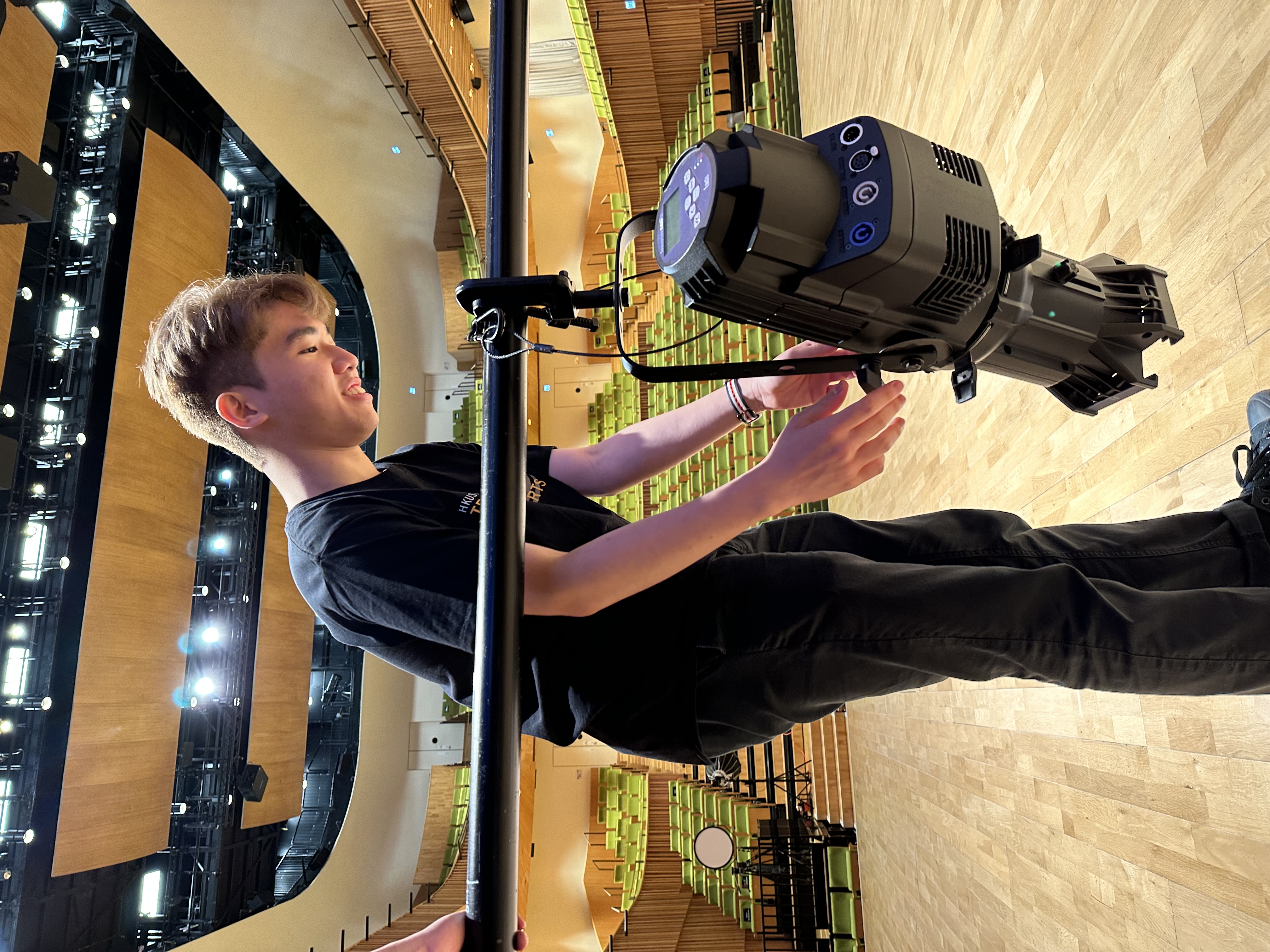 HKUST student is rigging a light on stage