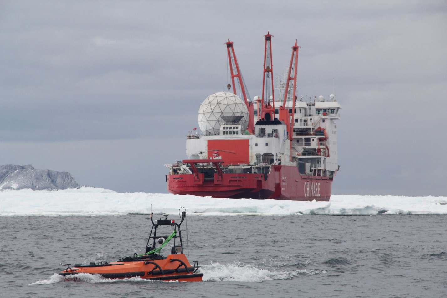 云洲无人船跟随中国科研考察船「雪龙」号在南极考察，执行测量任务。