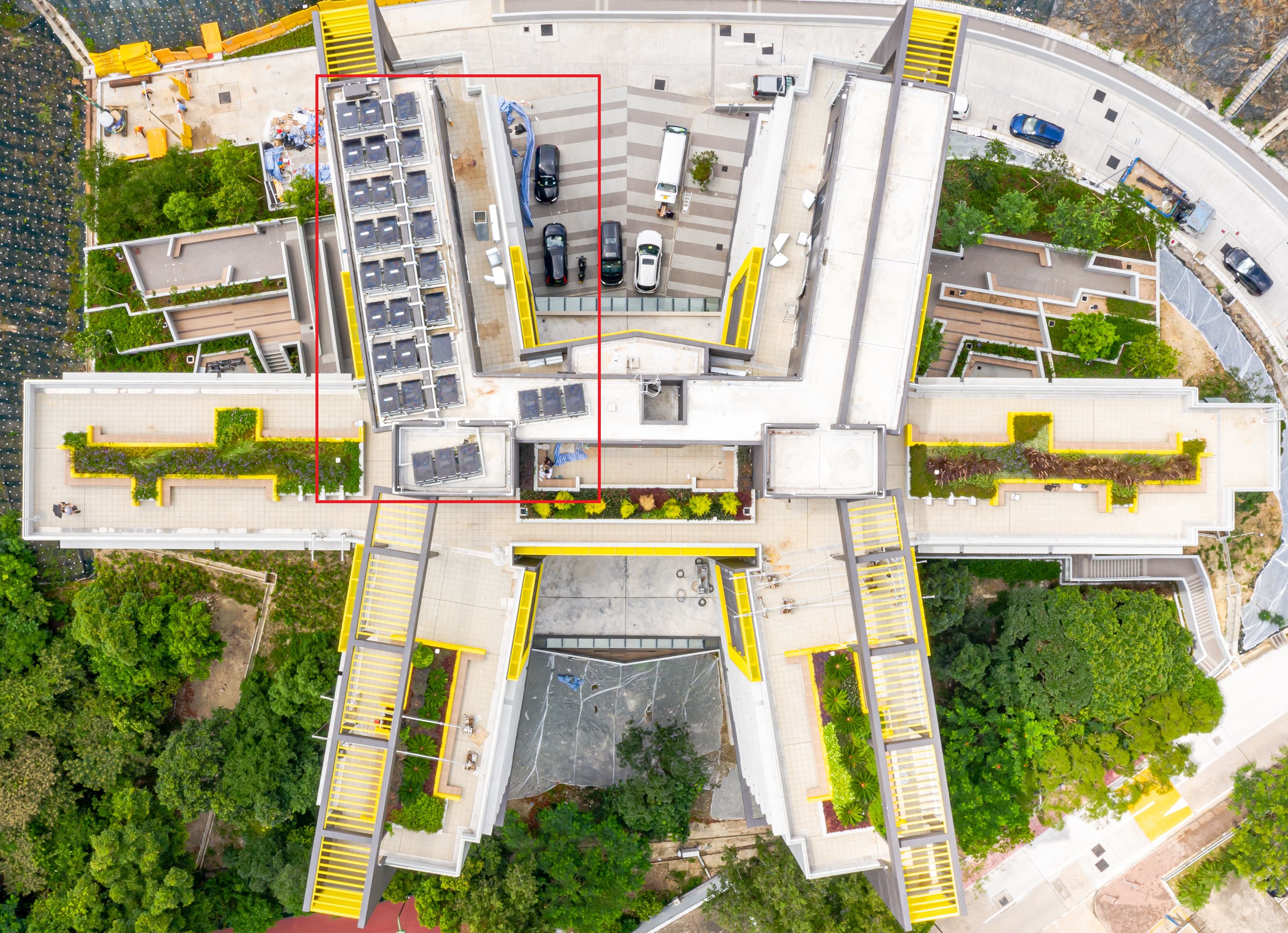 30 solar thermal panels (in red rectangle) have been installed on the roof of the Jockey Club Global Graduate Tower to generate energy and hot water.