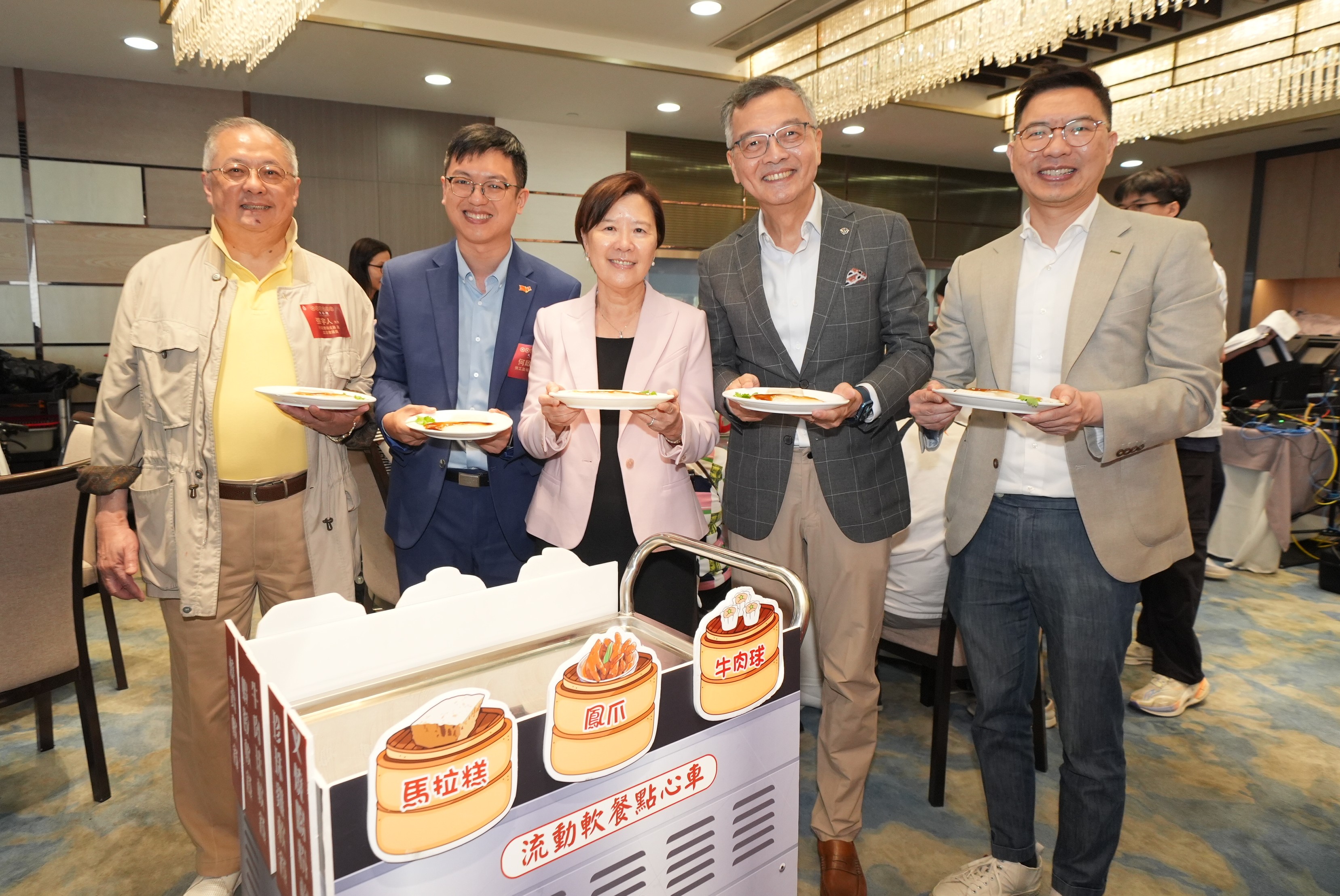 Haven of Hope CEO Dr. LAM Ching-Choi (second right), ExCo Member Mr. Tommy Cheung (first left), Under Secretary for Labour and Welfare Mr. HO Kai-Ming (second left) and District Officer (Wong Tai Sin) Mr. Thomas WU (first right) and HKUST President Prof. Nancy IP (third left) lead our student and staff volunteers to serve the soft-textured dim sum from traditional dim sum carts. 