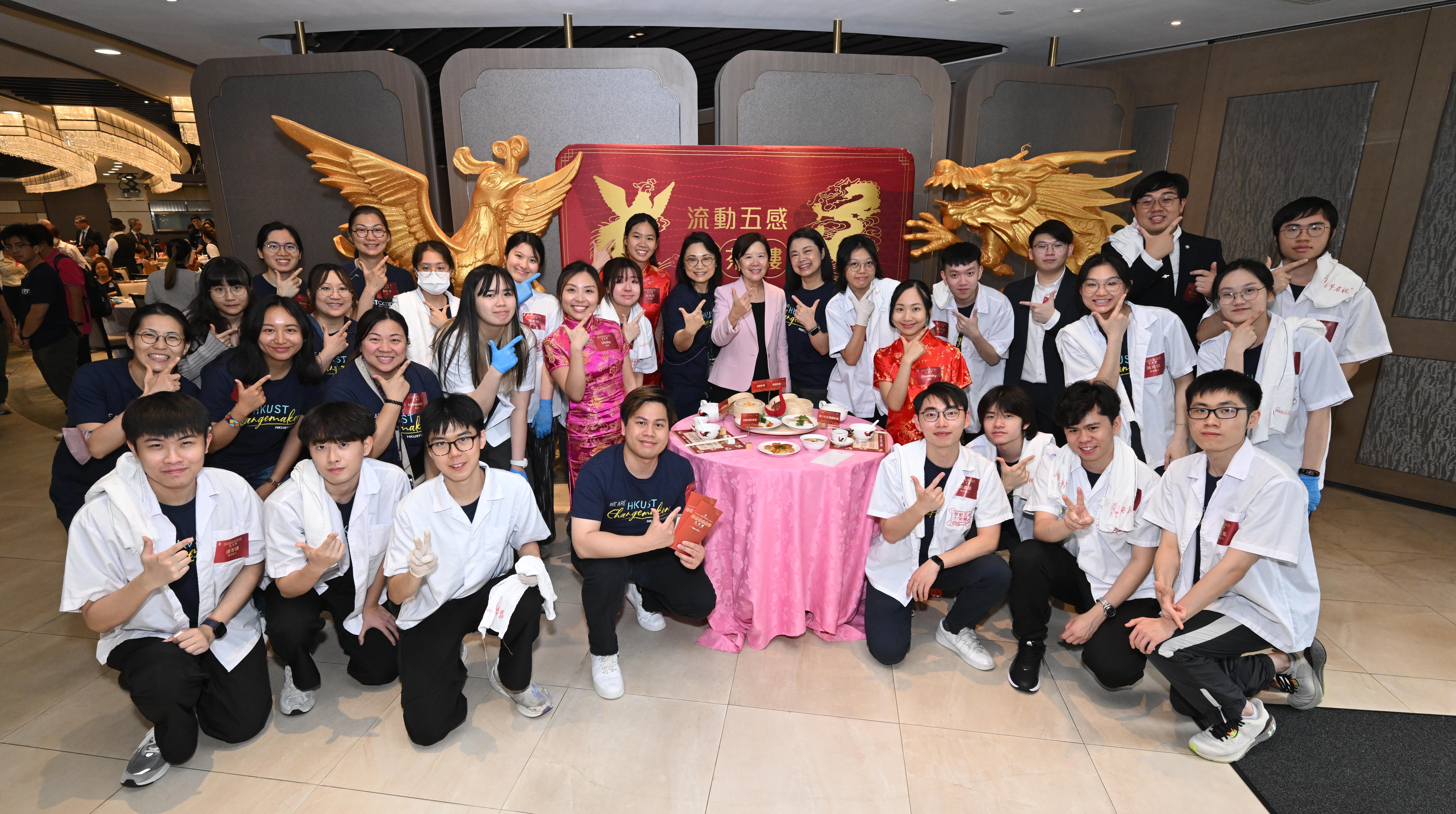 More than 20 students served the elderly today as volunteer waitresses through the University’s service program HKUST Connect.  