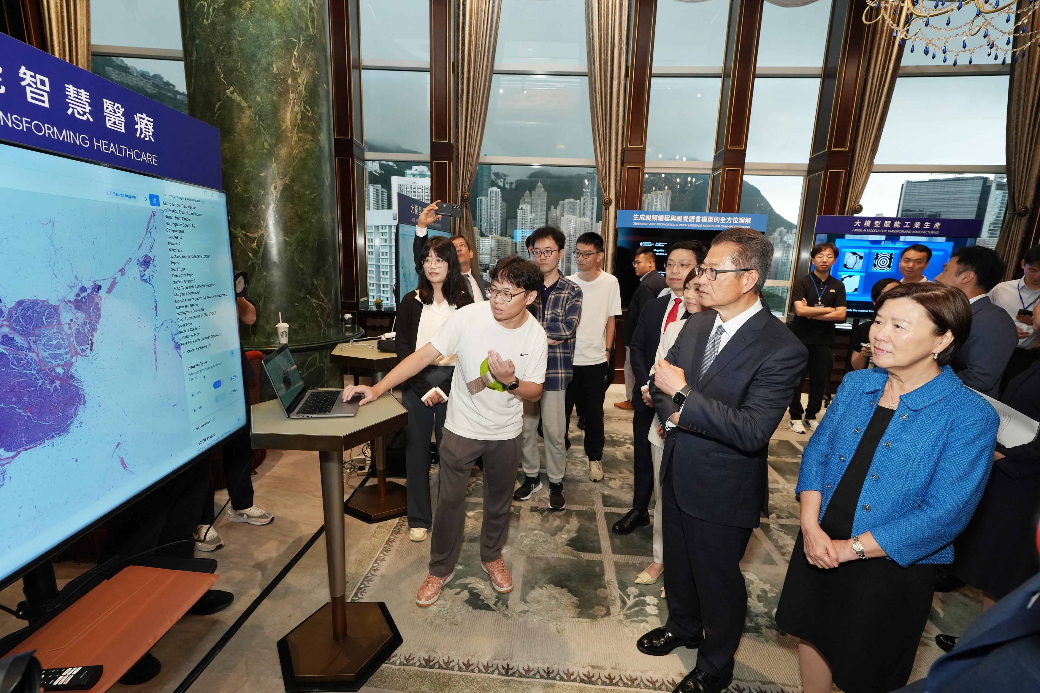 科大研究團隊向一眾嘉賓介紹一系列AI醫學大模型。