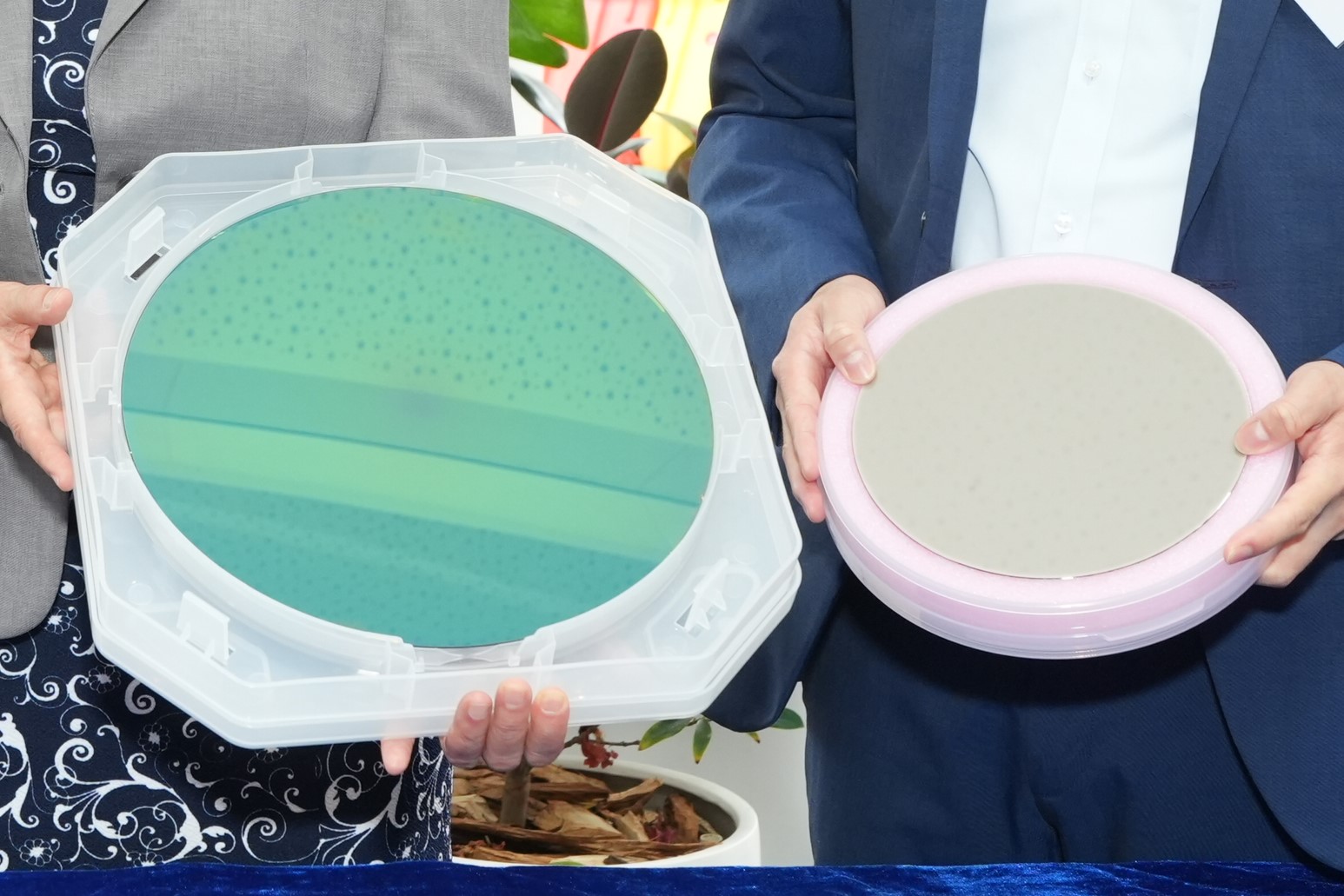 团队成功研发出一种能够支持高电压应用的新型衬底，可望实现在该8吋的新型衬底（AiN衬底）上（可扩展至12吋的规格），开发更高性能的GaN（用于充电器半导体的物料「氮化镓」）功率器件。