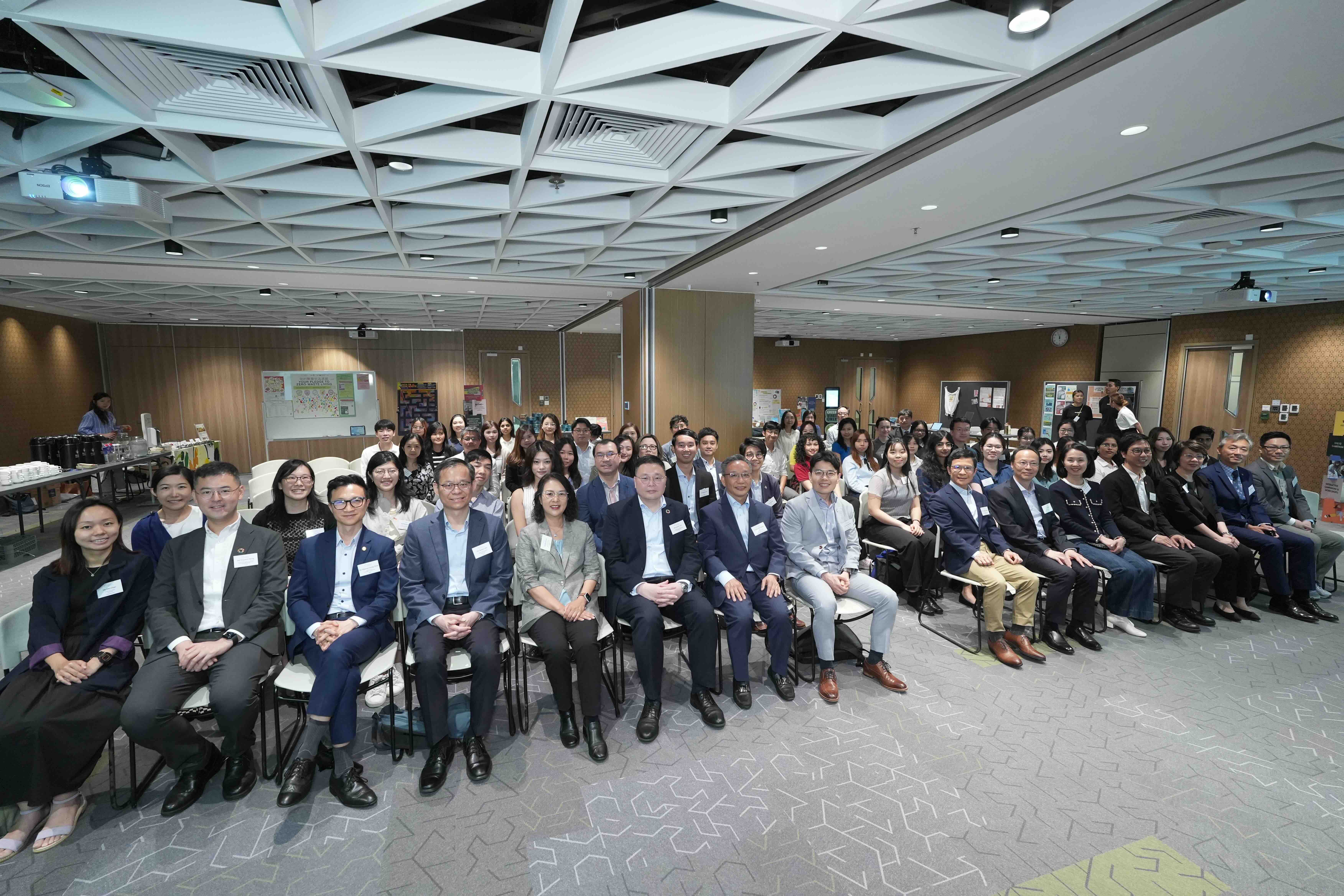 八所教资会资助大学的代表，于教大出席「赛马会绿续．源园」计划闭幕礼
