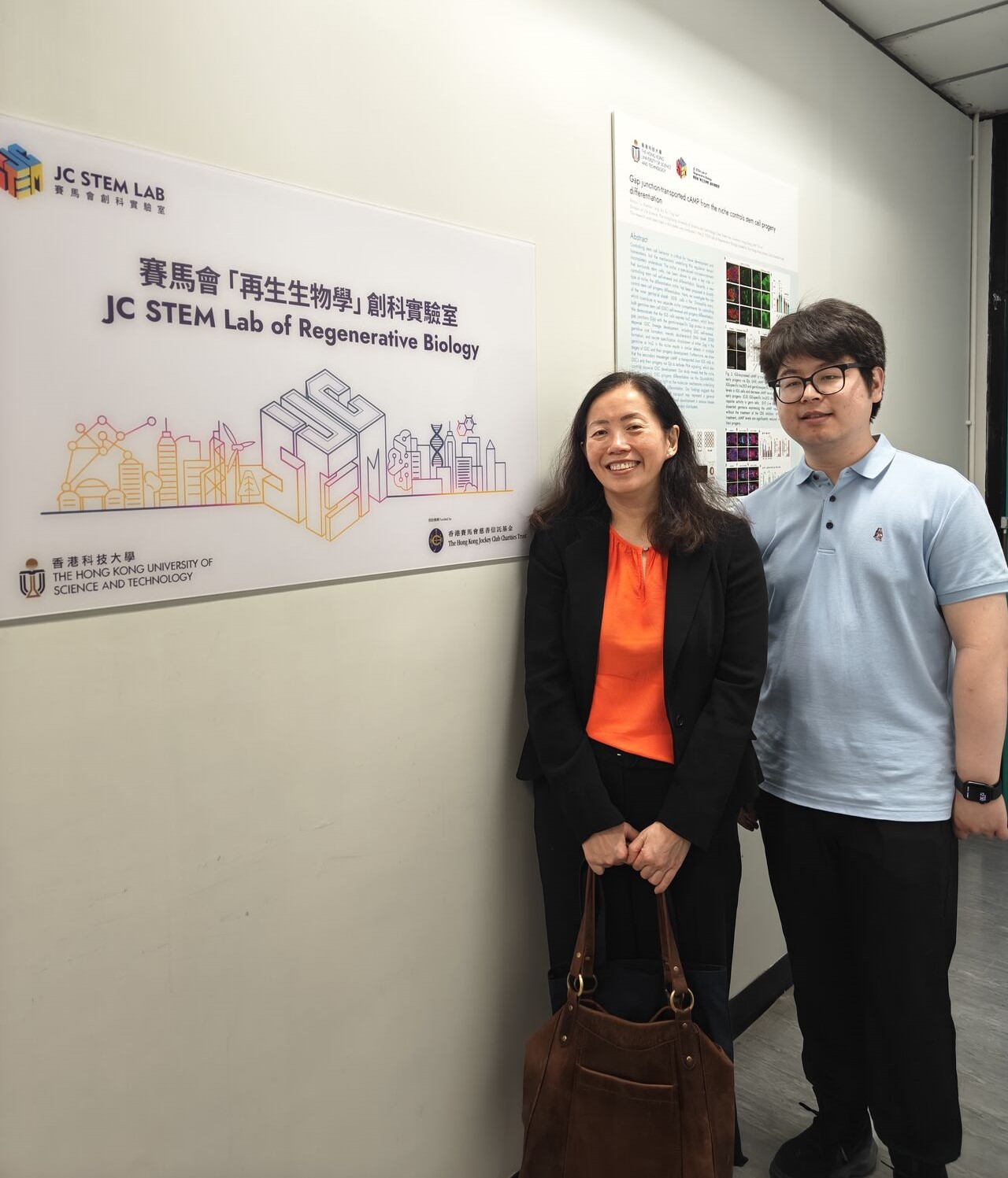 Prof. WONG Liang-Fong(left) visited the Jockey Club STEM Lab of Regenerative Biology on campus.