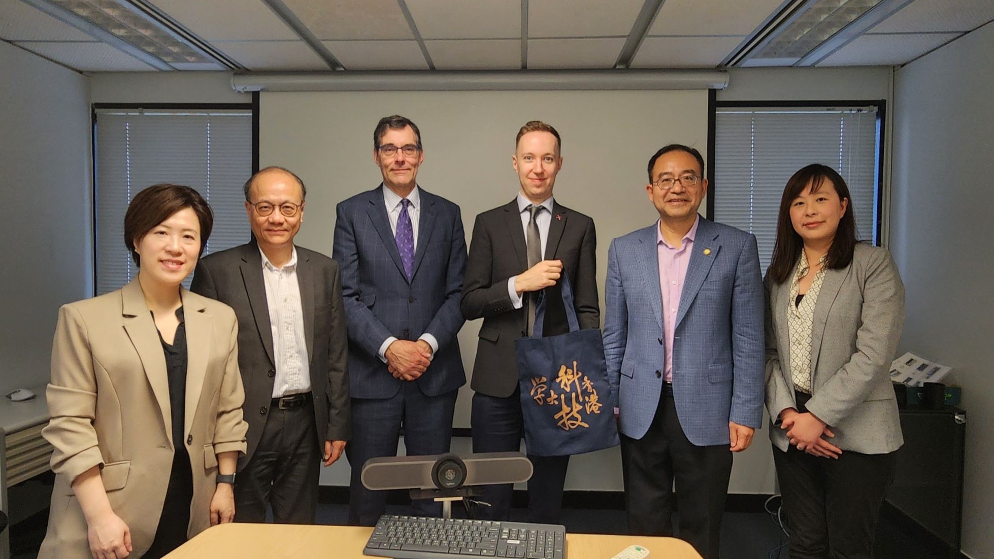 HKUST Dean of the Academy of Interdisciplinary Studies Prof. Huamin QU (second right) and Assistant Dean (Administration) & MSc Program Director, School of Business and Management Prof. Chris TSANG (second left) had a fruitful meeting with University of East Anglia Pro-Vice-Chancellor and Vice-President (International) of Prof. Steven MCGUIRE (third left) and Head of East Asia Recruitment and Partnerships Mr. Tim HUBBARD (third right).