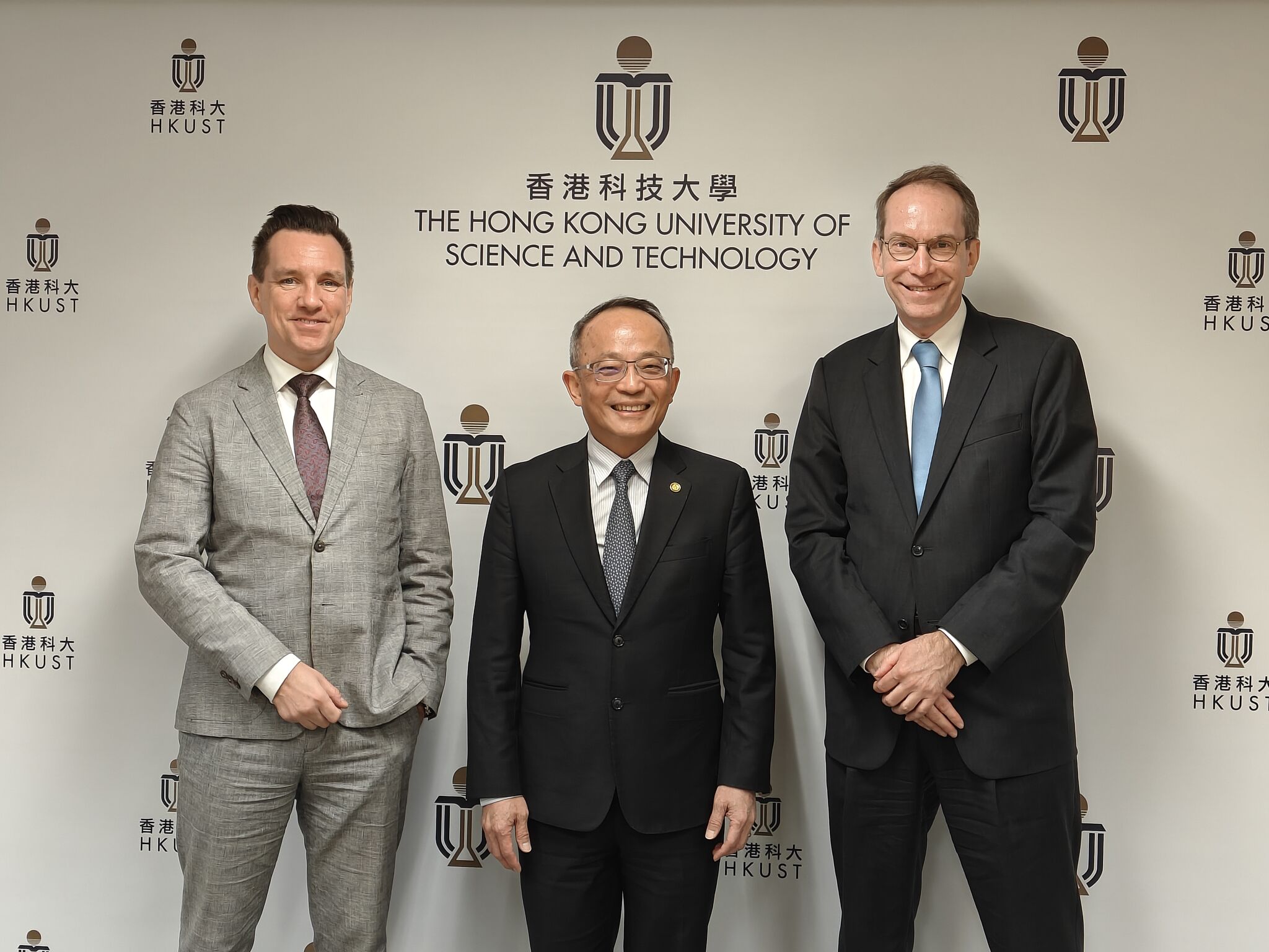 HKUST Vice-President for Research and Development Prof. Tim CHENG (center) receives the Executive Director of STINT Dr. Andreas GÖTHENBERG (right) and STINT’s Representative in China and APAC Dr. Erik FORSBERG (left) on campus.