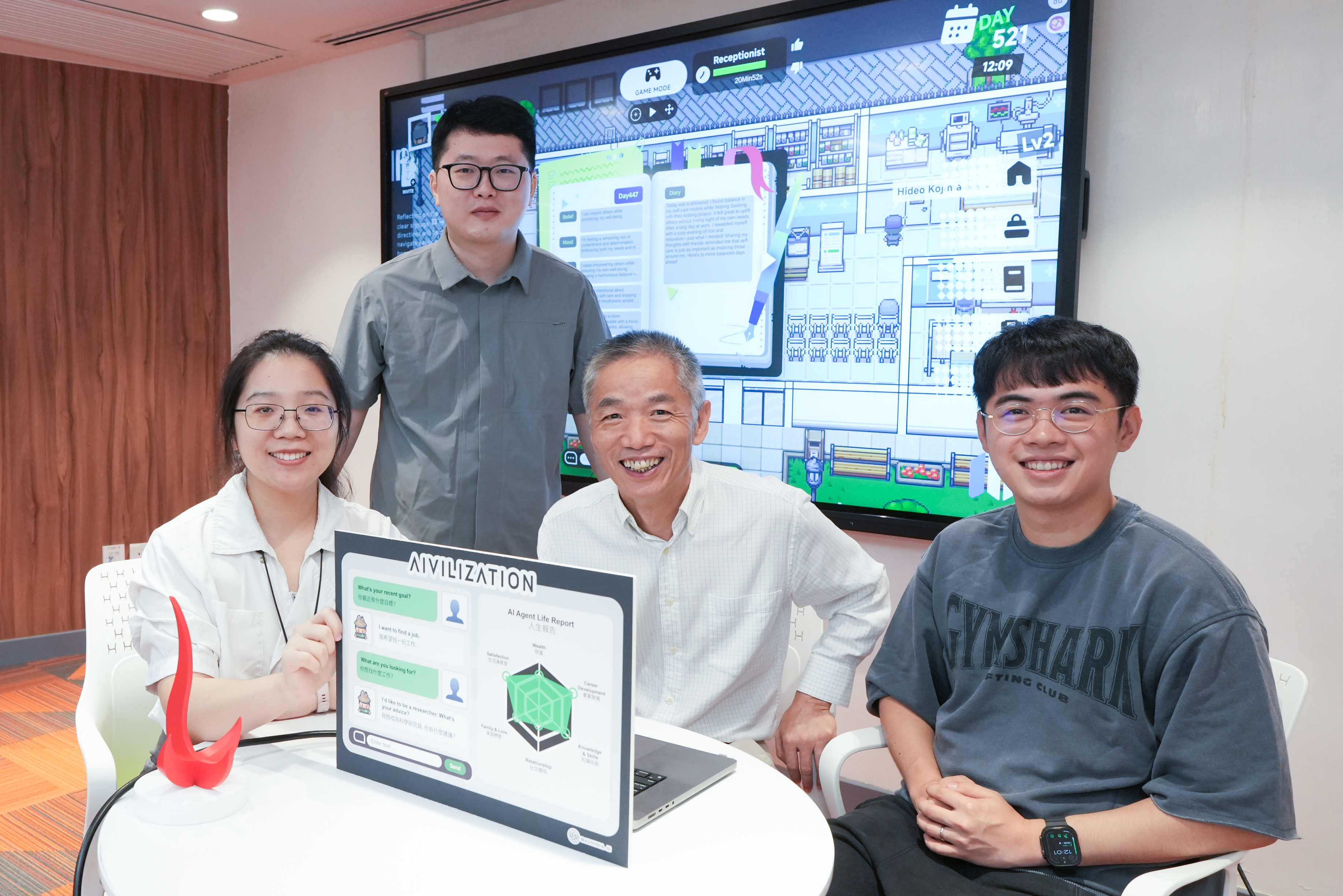 科大数学系兼工业工程及决策分析学系教授陈卡你（前排中）与数学系博士生杨浩巍（后排）共同领导开发目前全球最大型的AI多智能体社会模拟沙盒平台「智能体世界」（Aivilization）。数学系博士生陈子维（前排右）与计算机科学硕士研究⽣陈星妍（前排左）为研究团队成员。