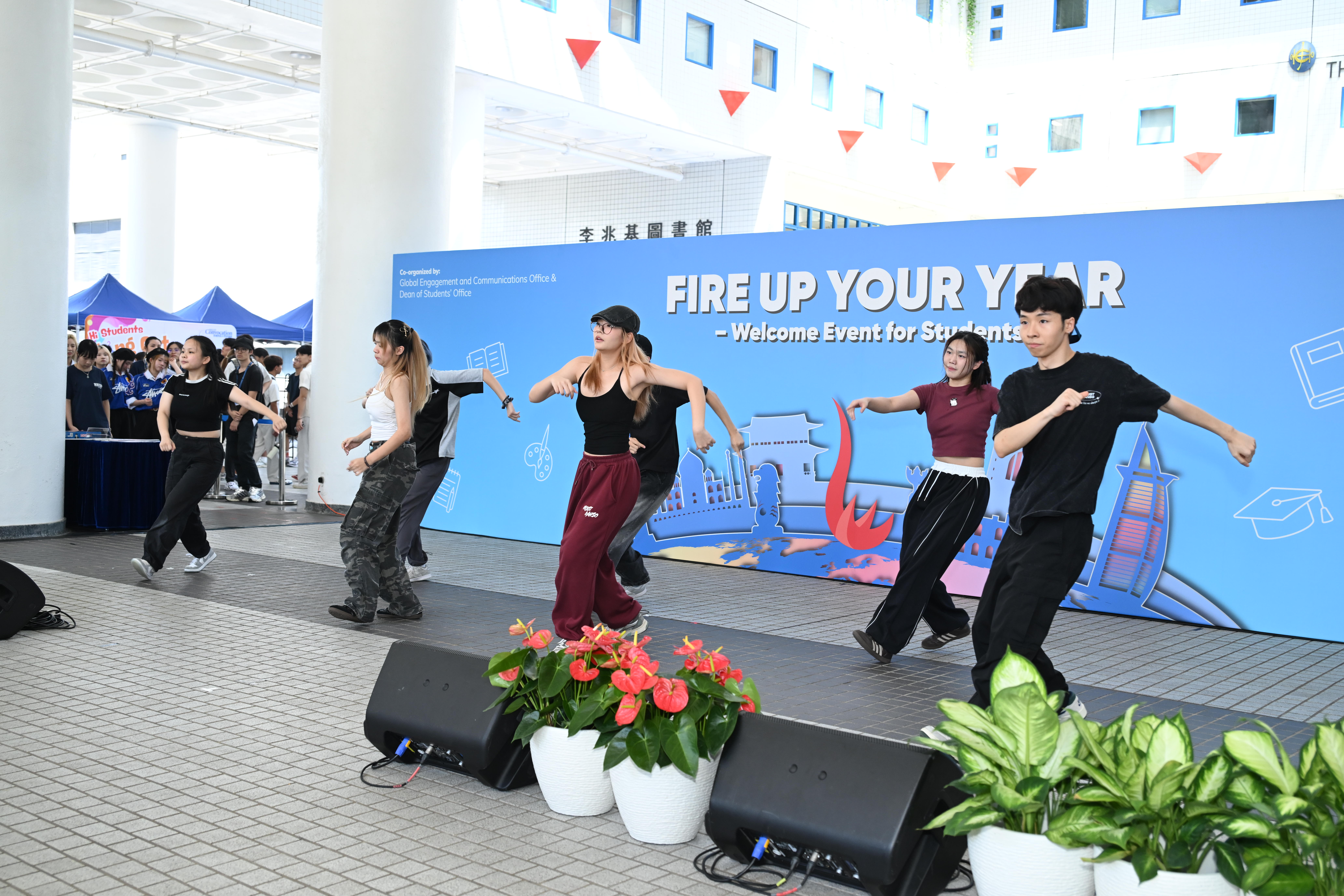科大同學們在「Fire Up Your Year」中盡展才能，帶來精彩的各項表演，包括無伴奏合唱和跳舞表演。