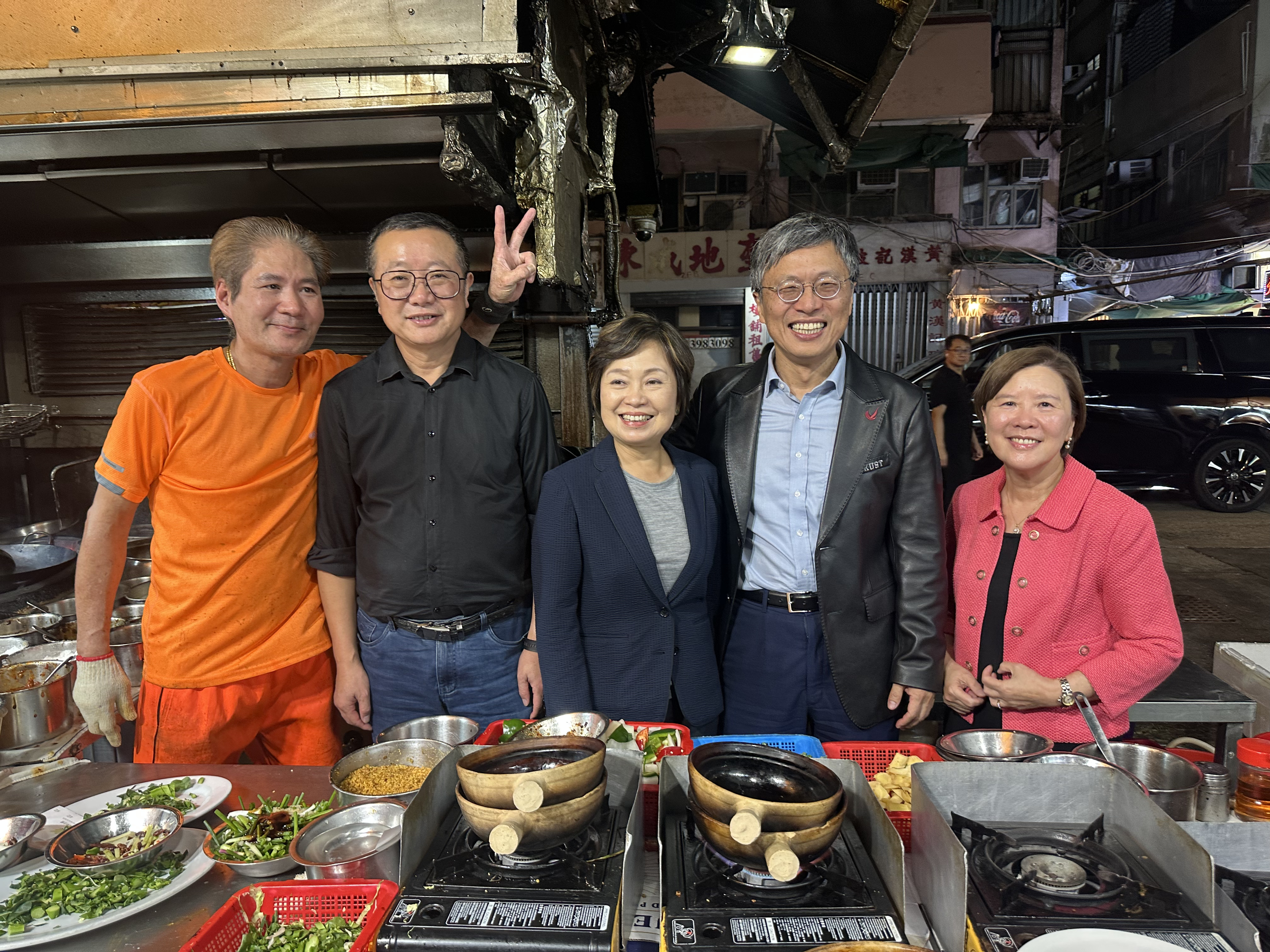 香港特別行政區教育局局長蔡若蓮博士（中）、科大校董會主席沈向洋教授（右二）、校長葉玉如教授（右一）、榮譽博士劉慈欣博士（左二）與大排檔主廚親切合影。