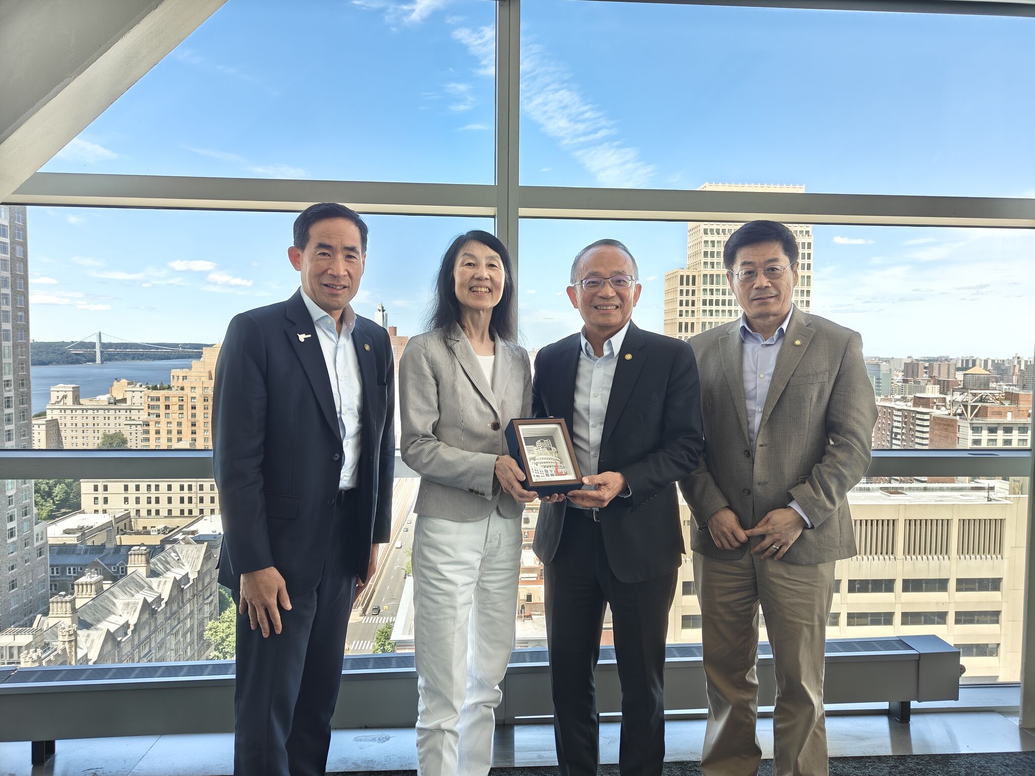 Vice-President for Research and Development Prof. Tim CHENG (second right), Special Advisor to the Vice-President for Research and Development and Director of Center for Aging Science Prof. Bert SHI (first left), and Head of Division of Life Science Prof. Guojun BU (first right) meet with Columbia University Executive Vice President for Research Prof. Jeannette WING (second left).