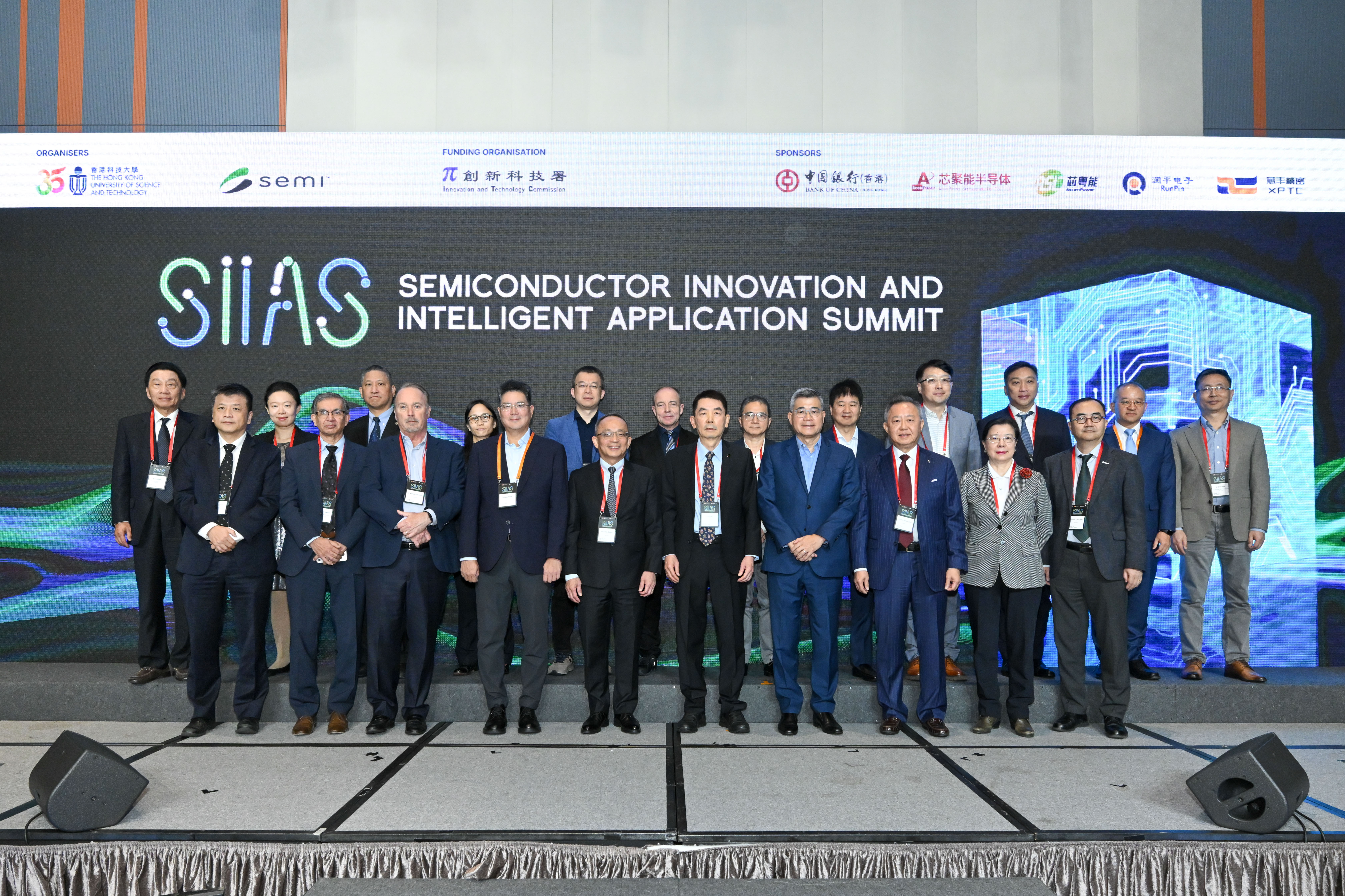 Supported by the HKSAR Government, this landmark event debuted in Hong Kong, attracting over 600 participants from Mainland China, the United States, Saudi Arabia, Germany, Singapore, and beyond.   A group photo featuring HKUST Vice-President for Research and Development Prof. Tim CHENG (first row, fifth left) and SEMI Corporate Vice President Mr. Lung Chu (first row, fifth right) alongside the event’s keynote speakers.