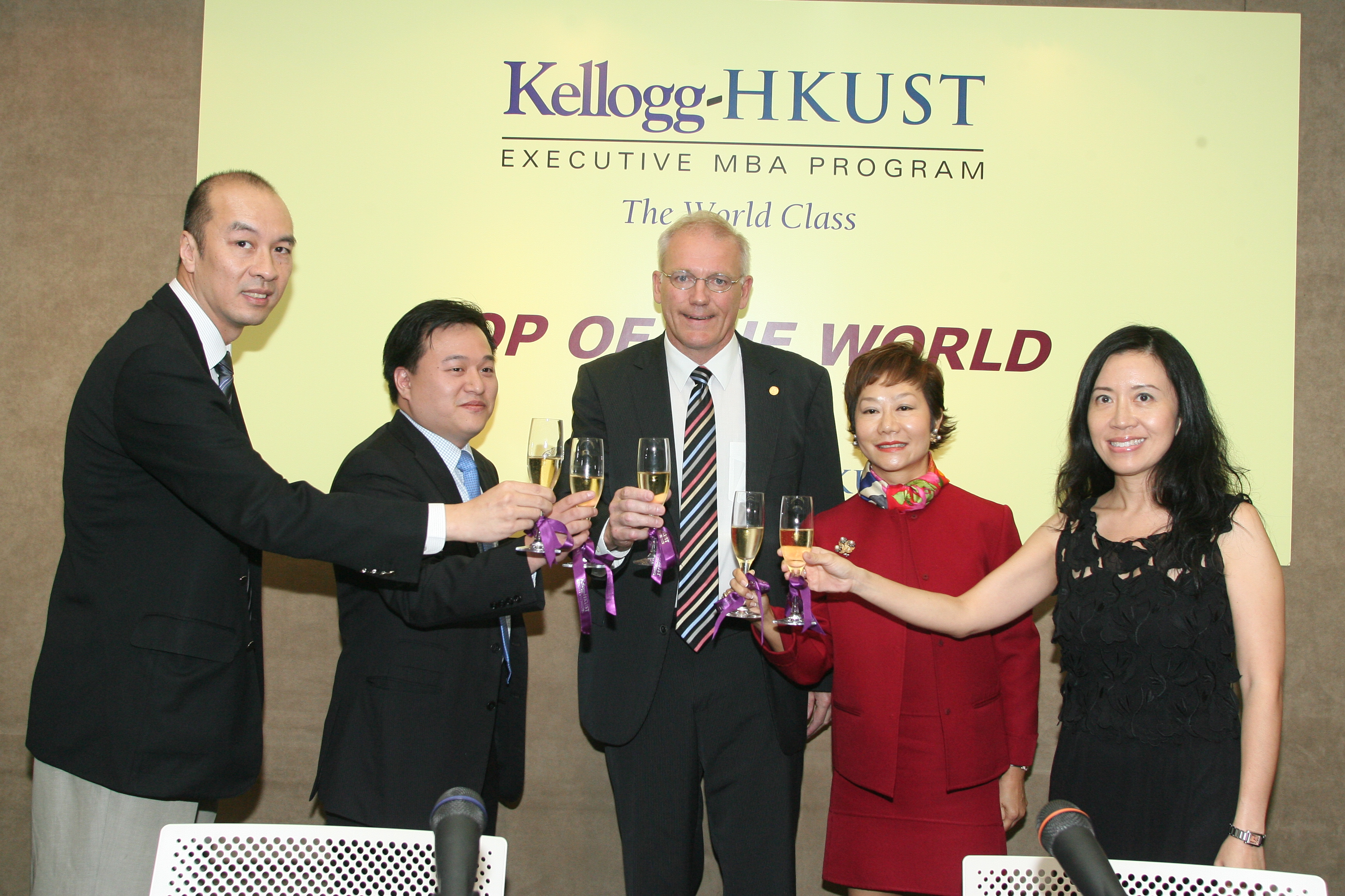 科大商学院资深副院长及课程始创主任戴启思教授（图中）及课程主管区敏仪女士（右一）与2008年度学生：东方海外货柜航运公司董事及信息总裁，信息及服务部萧启豪先生（左一），私务投资主管亚太区高级董事总经理陈明克先生（左二）及何君柱、方燕翔律师楼高级顾问廖子茵女士一同庆祝此喜讯。