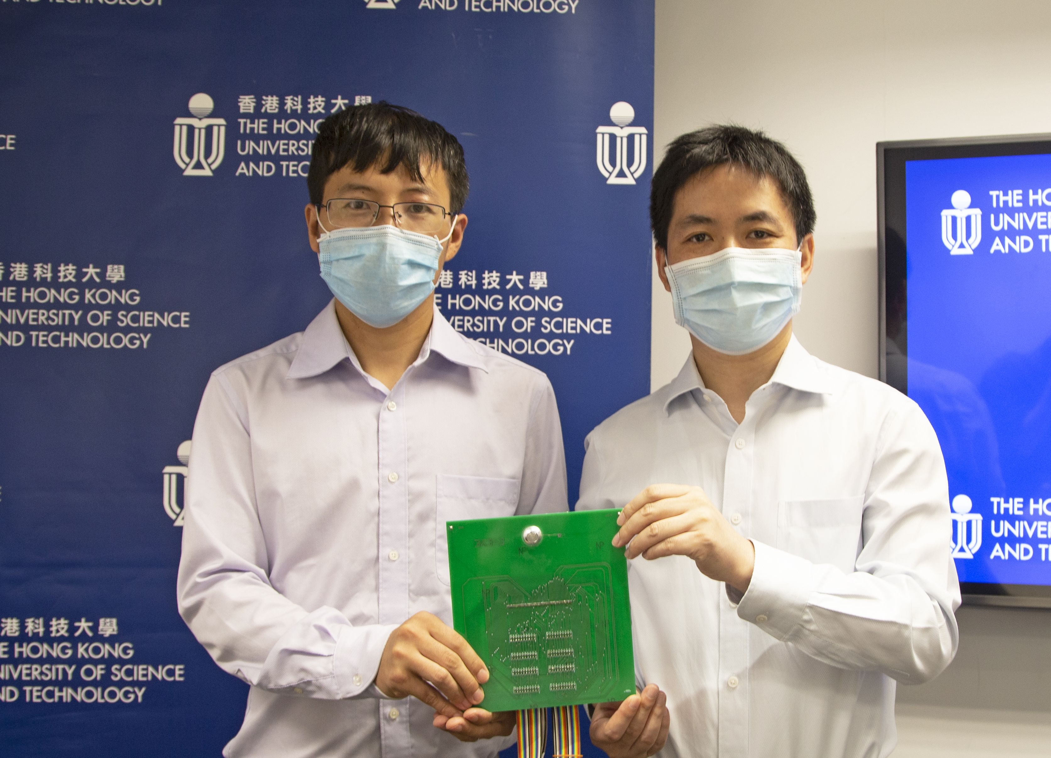 范教授（右）及顾博士介绍电化学仿生眼如何操作。