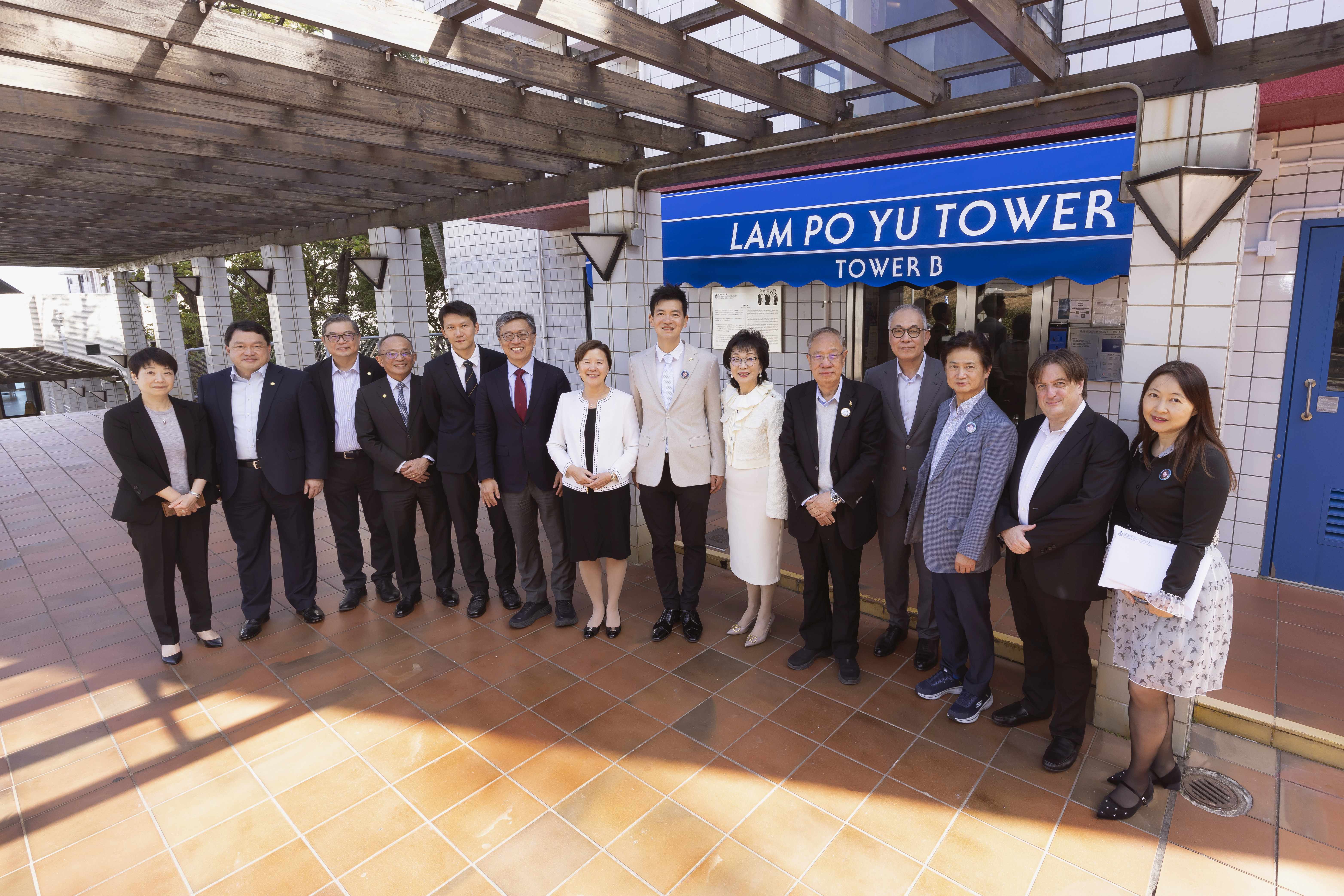 Group photo of HKUST representatives and donors at Lam Po Yu Tower. They are  officiating guests Prof. Harry Shum (sixth left), Prof. Nancy Ip (seventh left), Ms. Edith Shih (sixth right), Mr. Terry Tsang (seventh right), Mr. Terence Tsang (fifth left), and other senior members of the University including Prof. Tam Kar-Yan (third left), Prof. Tim Cheng (fourth left), Prof. Charles Ng Wang-Wai (third right) , and Ir John Kwong (second left) among others.