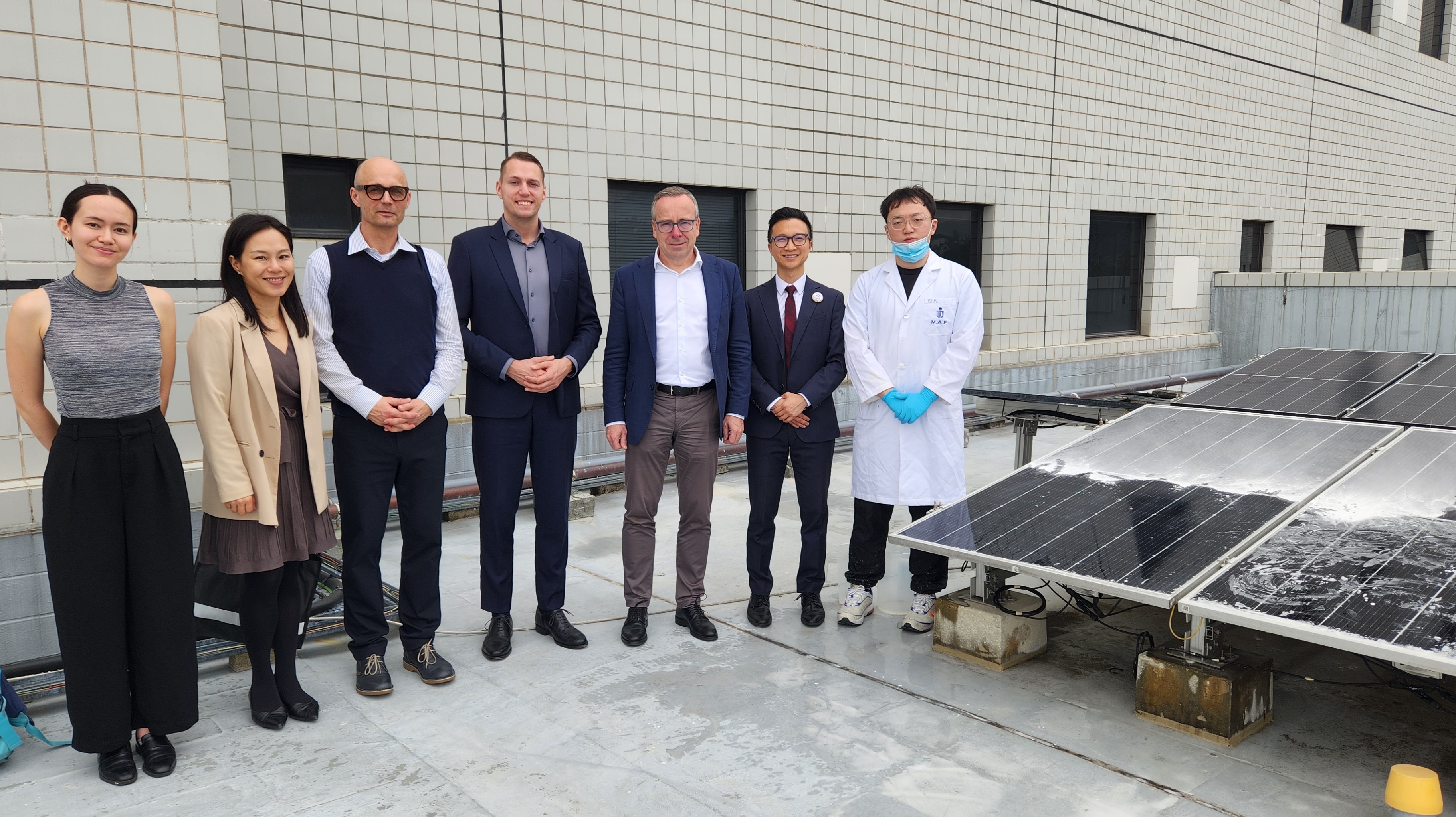 The delegation visits the site of Self-cleaning Nanocoating project, developed under HKUST’s Sustainable Smart Campus initiative.