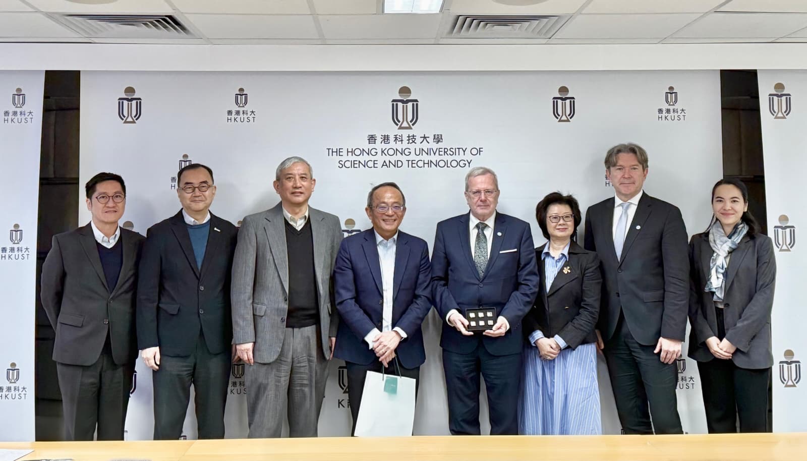 科大副校長（研究及發展）鄭光廷教授（左四）、協理副校長（研究）童彭爾教授（左三）及協理副校長（知識轉移）金信哲博士（左二），與匈牙利國家研究網絡（Hungarian Research Network, HUN-REN）主席Balázs GULYÁS教授（右四）、行政總裁Roland JAKAB先生（右二）及國際科研秘書Barbara Ning BÁLINT女士（右三）合照留念。