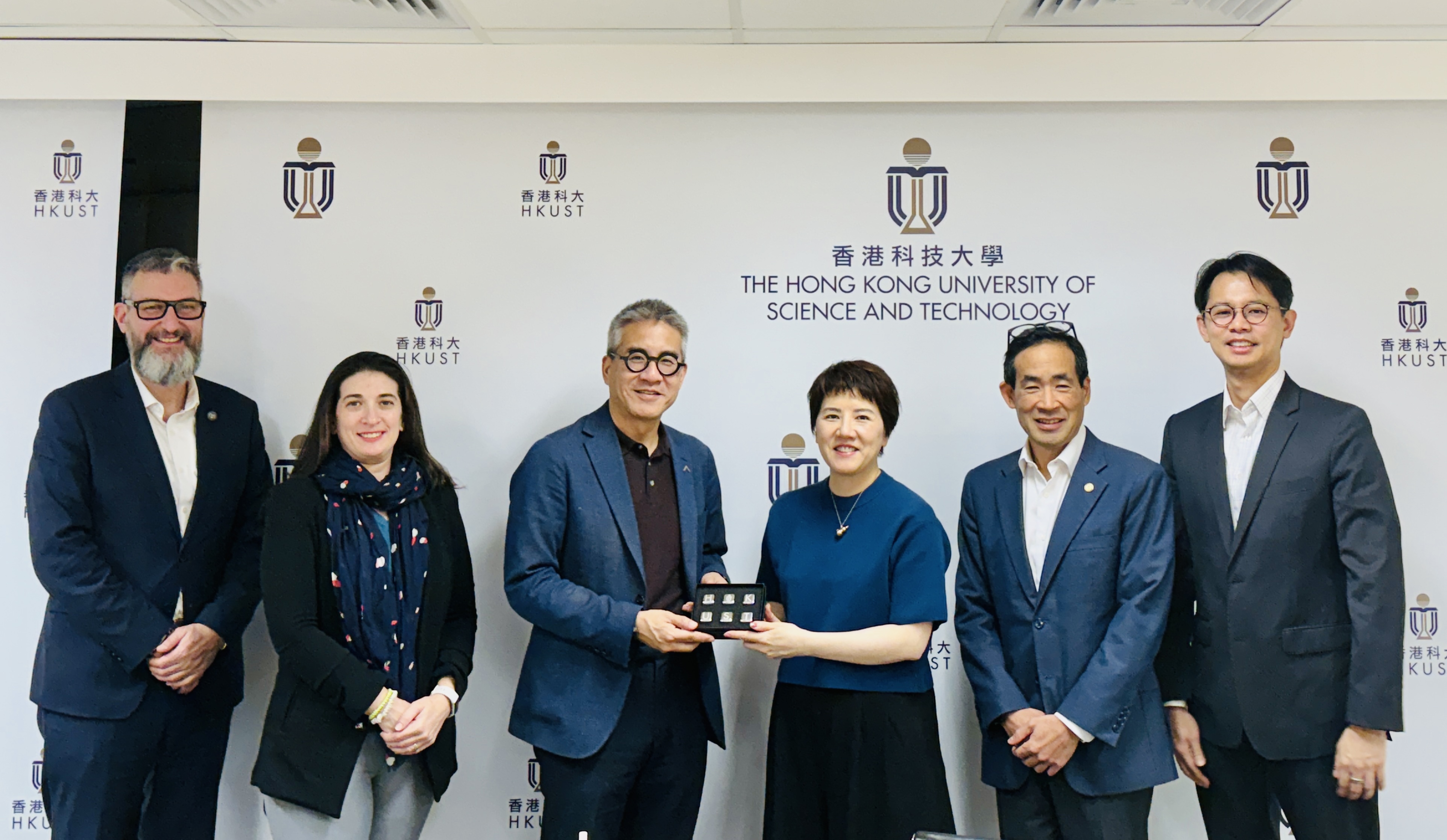 助理副校長（環球事務）吳麗萍教授（右三）、科大霍英東研究生院署理院長施毅明教授（右二）、工商管理學院副院長兼環球商業管理課程主任許達鈞教授（右一），以及公共政策學部署理主任暨教授穆綺蘭教授（左二），與多倫多大學副校長（國際事務）及Joseph WONG教授（左三）及協理副校長（國際合作）Alex MIHAILIDIS教授（左一）合照留念。