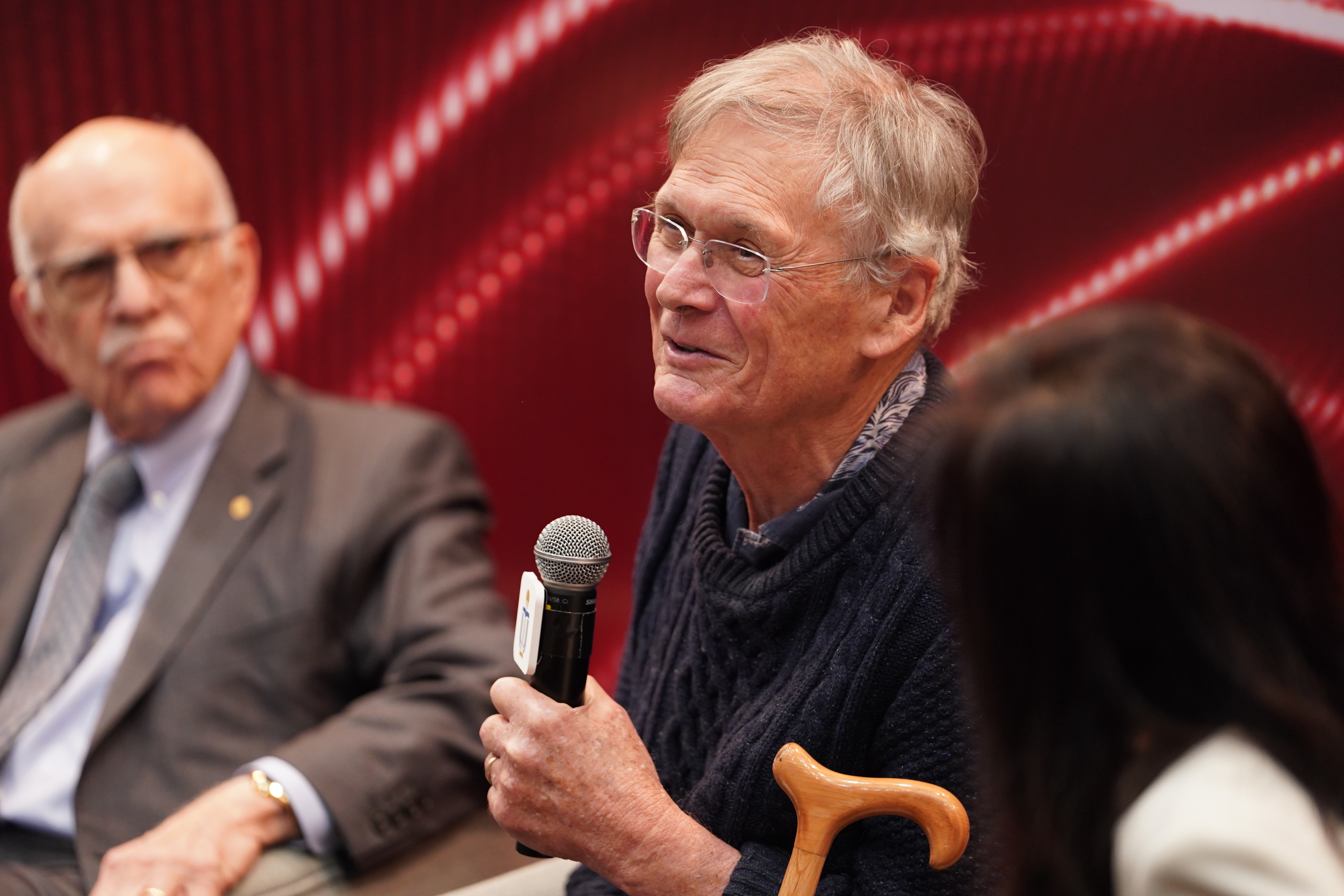 亨特教授主张科研人员应致力于探索具影响力的基础科学问题，而不必拘泥于其即时的应用价值。