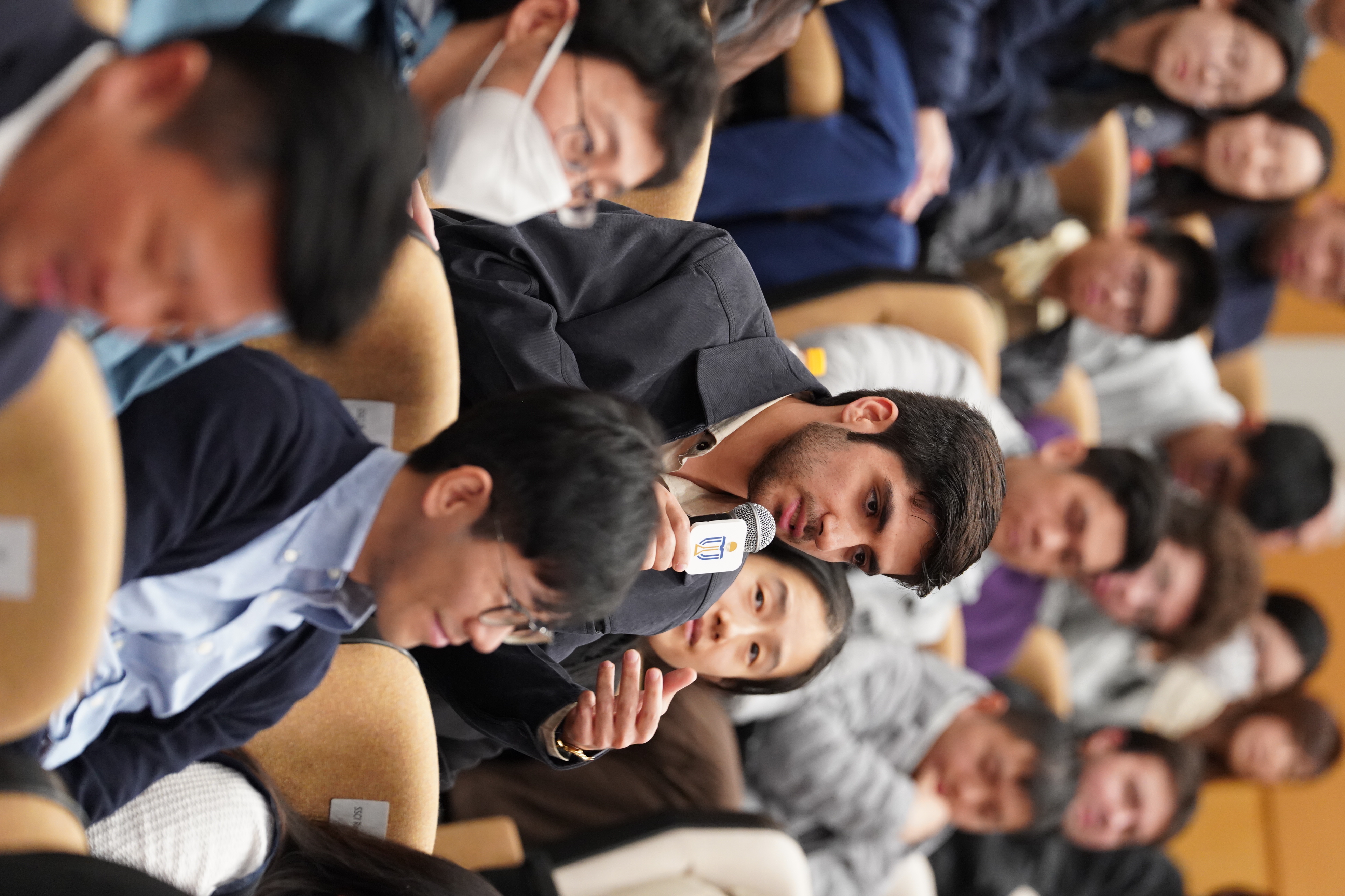 一众诺贝尔奬得主与参加者进行了互动问答环节，其间师生踊跃发问，气氛热烈，共同探讨了多项影响世界未来发展的重要议题。