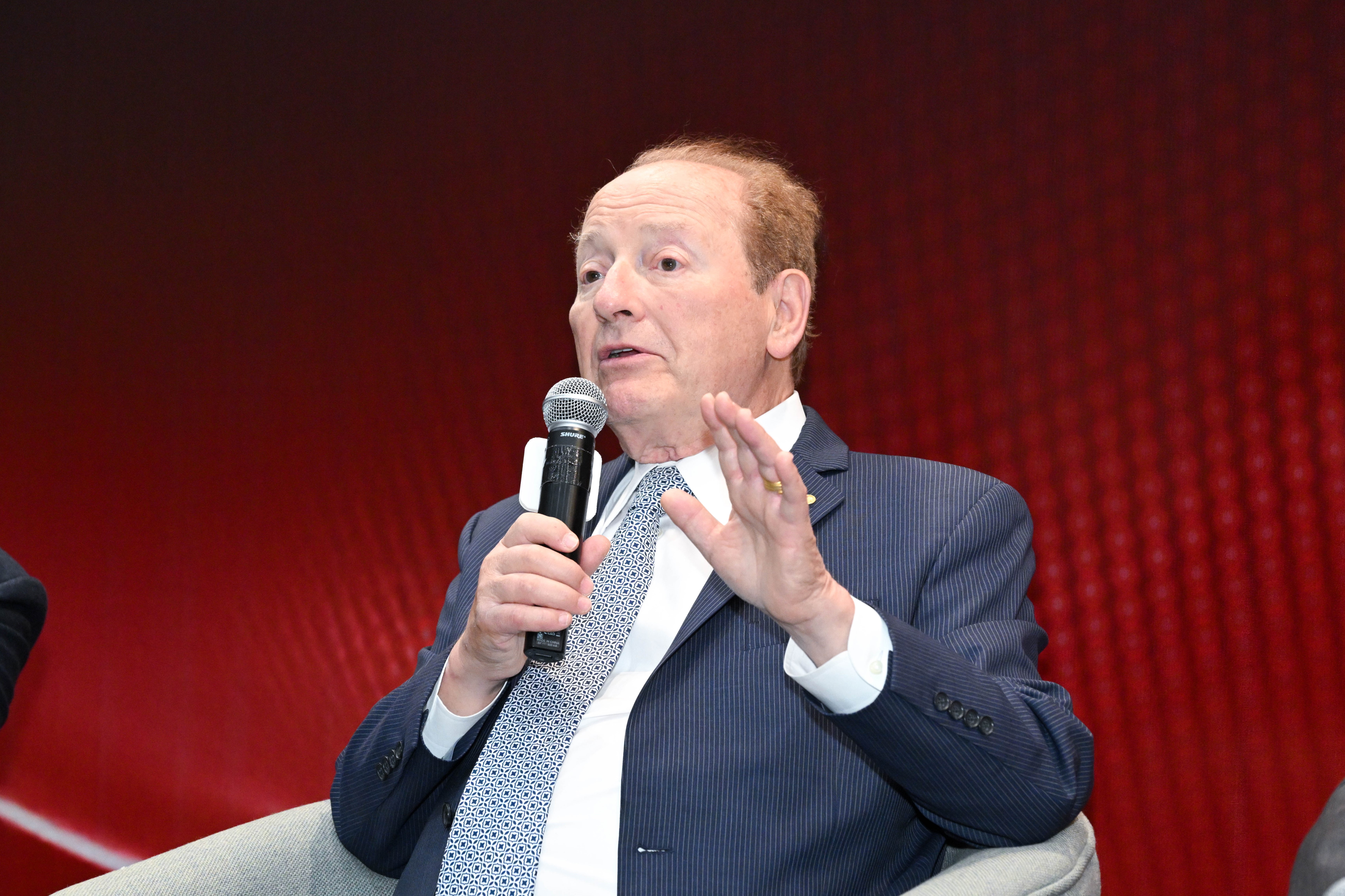 默顿教授借用投资领域的例子启发与会者：风险与回报密不可分，承担的风险愈大，潜在回报就愈高。